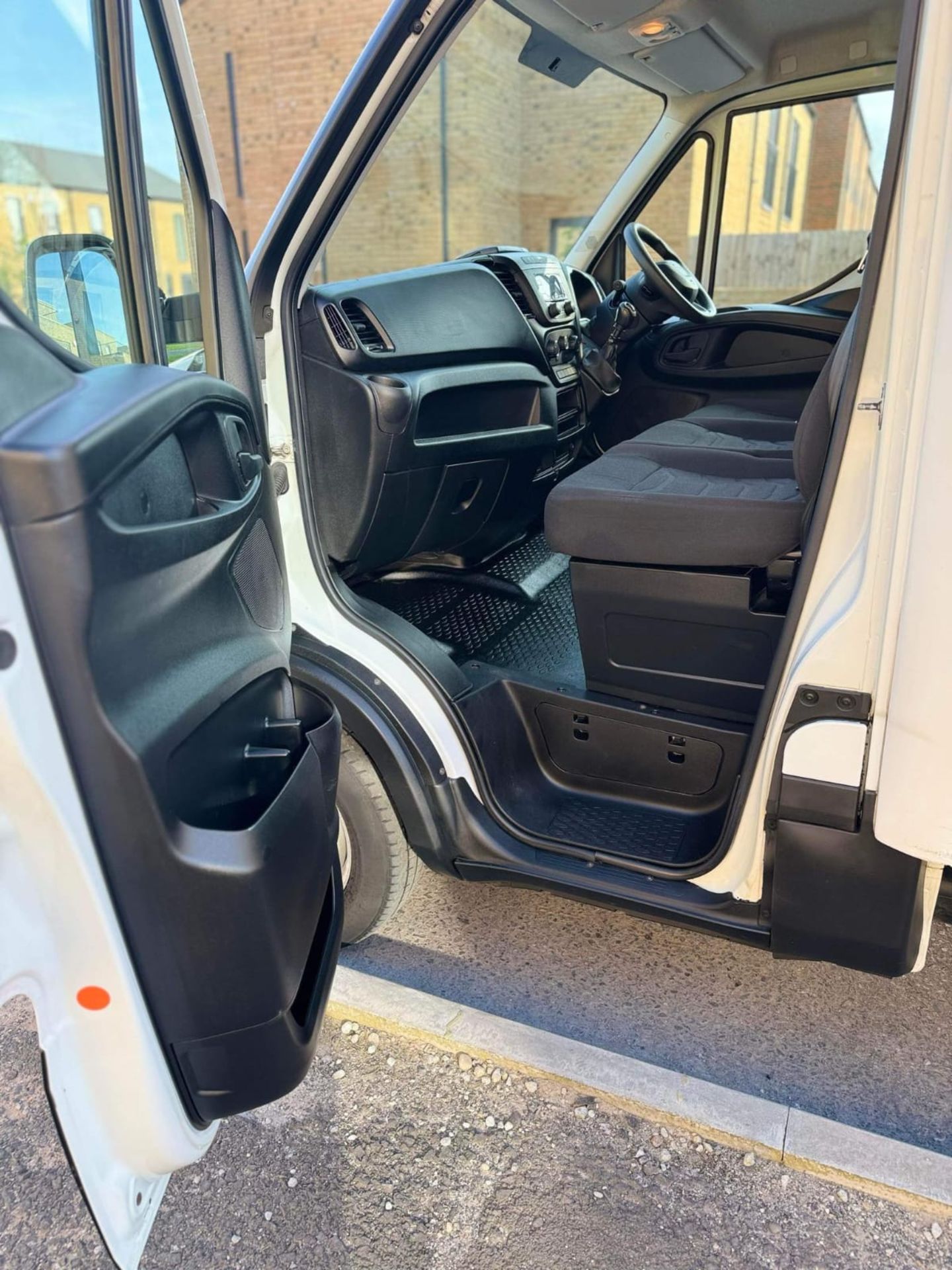 IMPECCABLE 2020 IVECO DAILY LUTON VAN WITH OUTSTANDING FEATURES - Image 9 of 11