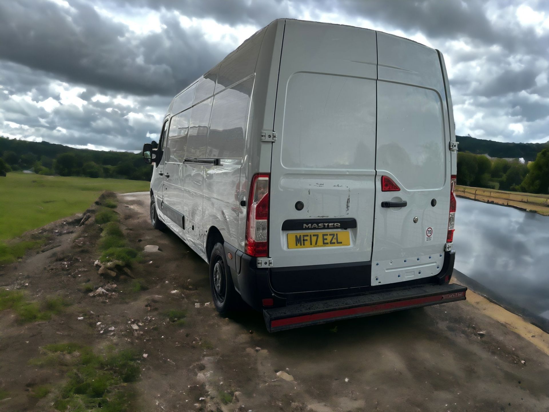 2017 RUN MASTER EXTRA LONG WHEELBASE JUMBO VAN - Image 3 of 10