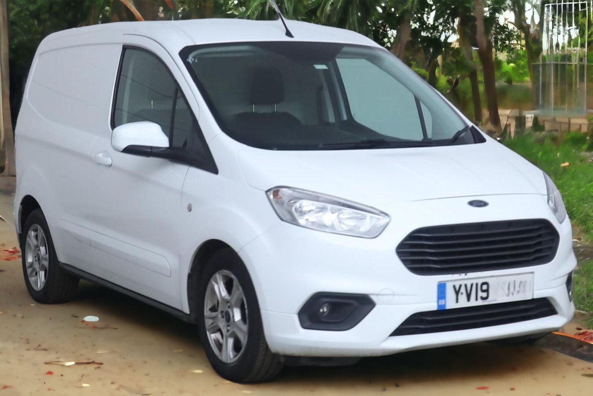 **(ONLY 85K MILEAGE)** FORD TRANSIT COURIER LIMITED: COMPACT AND FEATURE-PACKED WORK COMPANION - Image 2 of 14