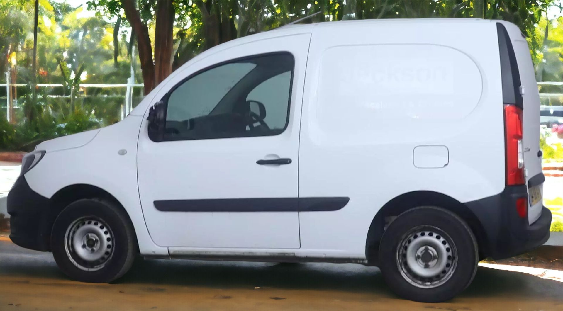 MERCEDES-BENZ CITAN 109 CDI COMPACT: EFFICIENT AND RELIABLE URBAN WORKHORSE - Image 2 of 10