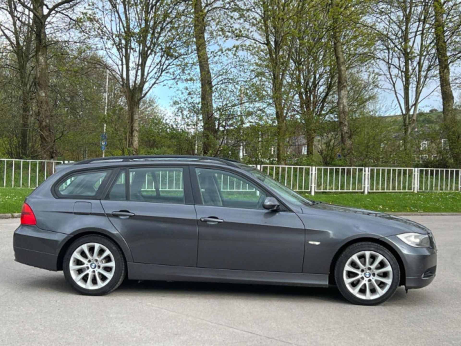 LUXURY ON WHEELS: BMW 3 SERIES 320D SE TOURING >>--NO VAT ON HAMMER--<< - Image 115 of 122