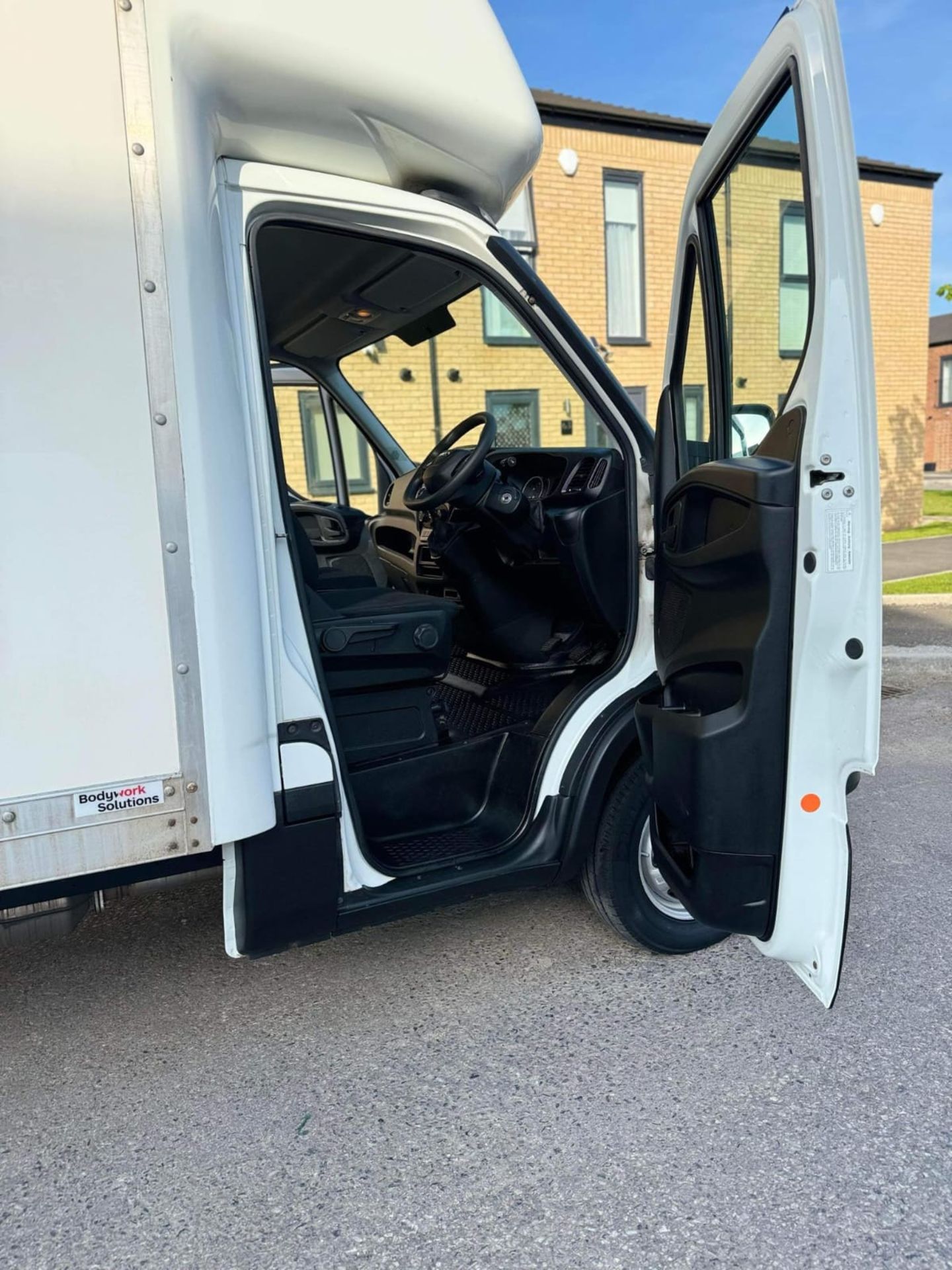 IMPECCABLE 2020 IVECO DAILY LUTON VAN WITH OUTSTANDING FEATURES - Image 10 of 11