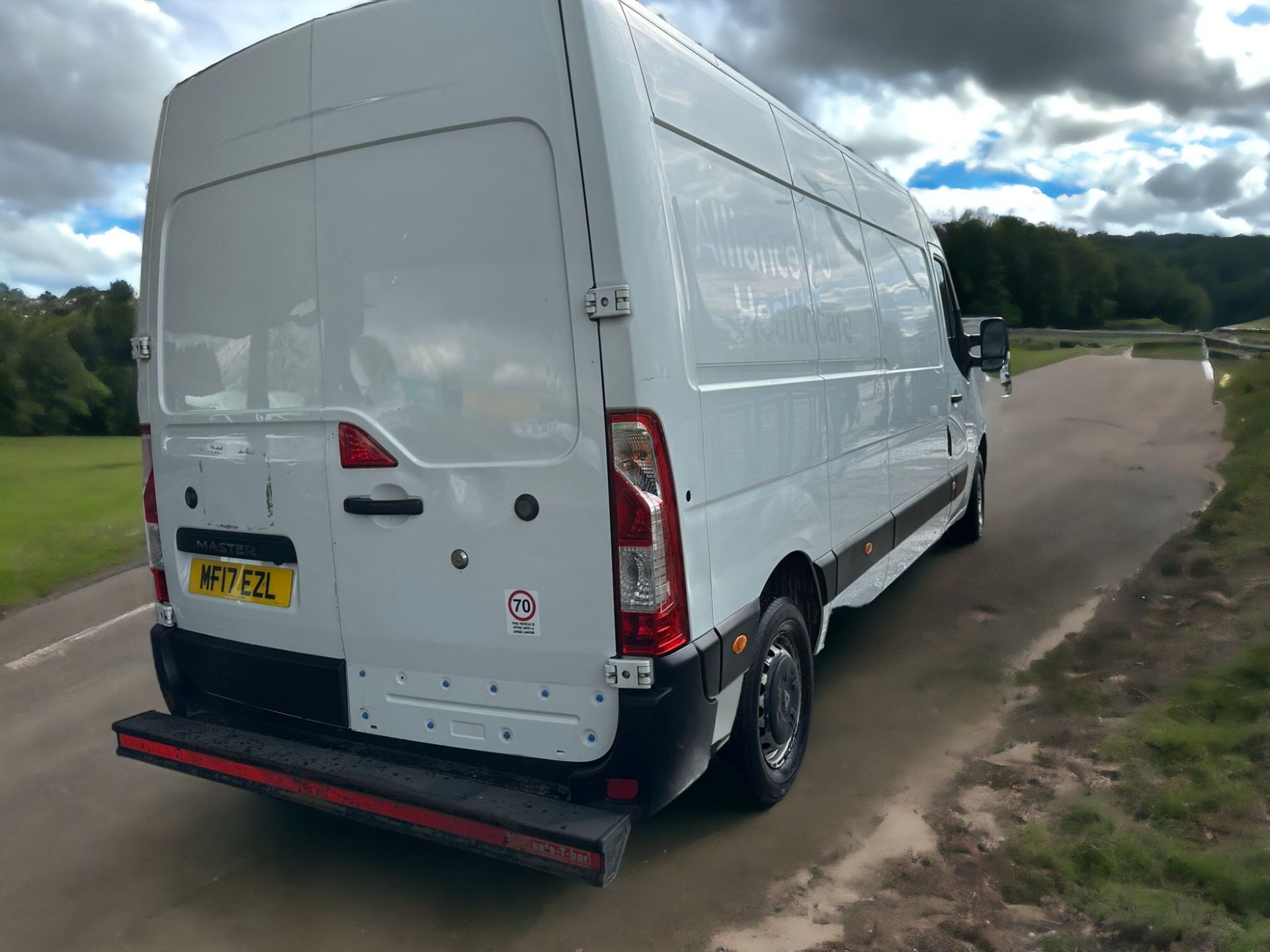 2017 RUN MASTER EXTRA LONG WHEELBASE JUMBO VAN - Image 4 of 10