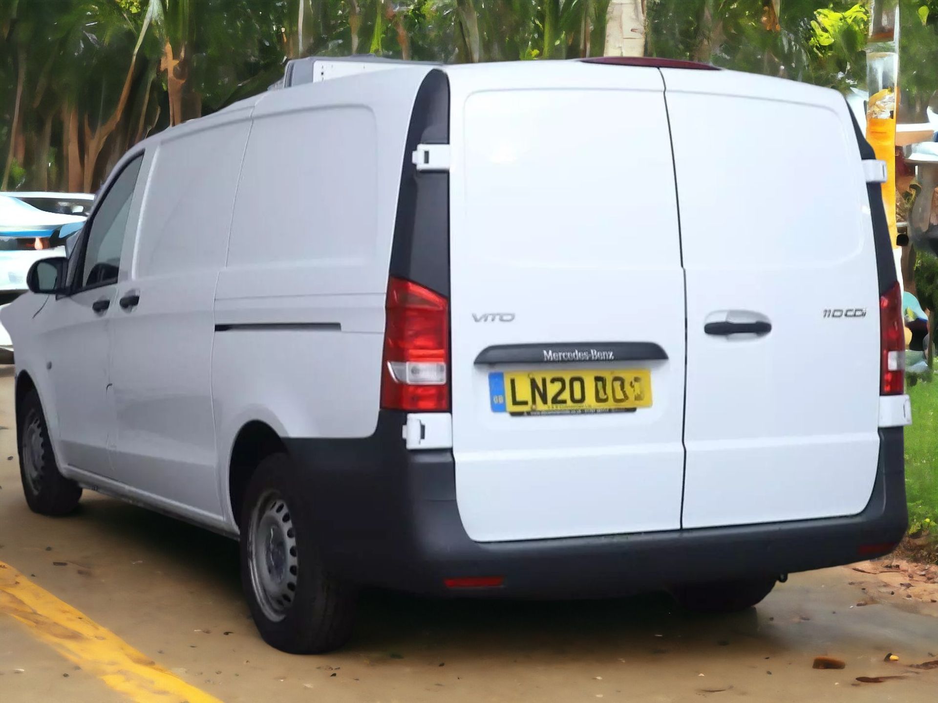 MERCEDES-BENZ VITO 110 CDI LWB FRIDGE VAN: KEEP YOUR CARGO FRESH AND COOL - Image 4 of 12