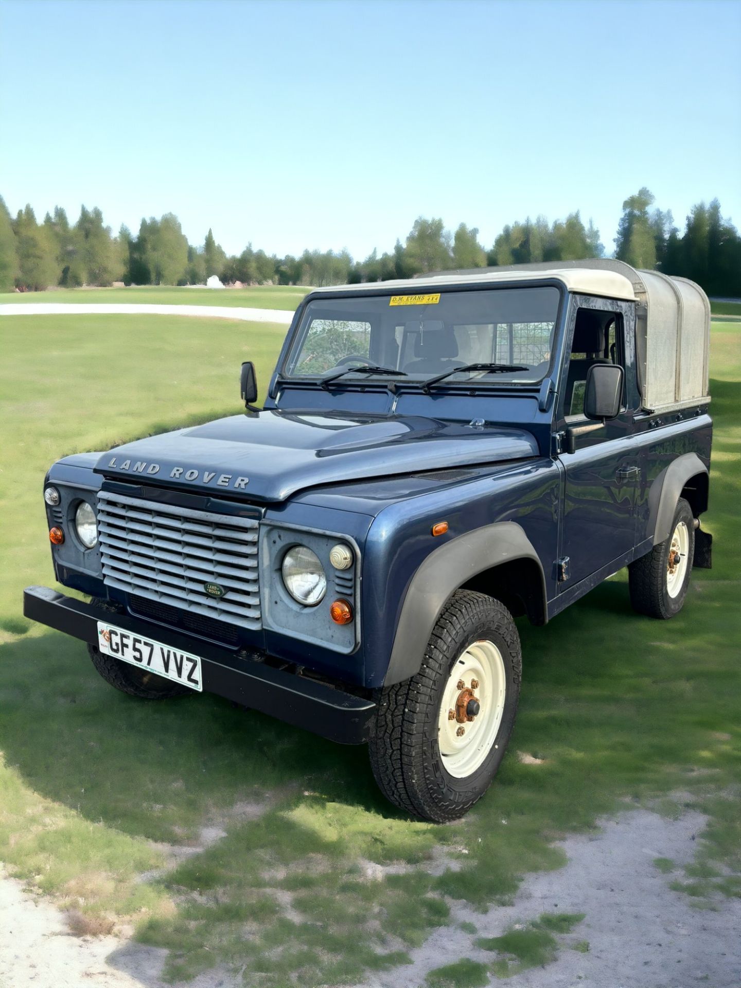 UNLEASH YOUR ADVENTUROUS SPIRIT WITH THE 2008 LAND ROVER DEFENDER 90 TRUCK TDCI - Bild 4 aus 15