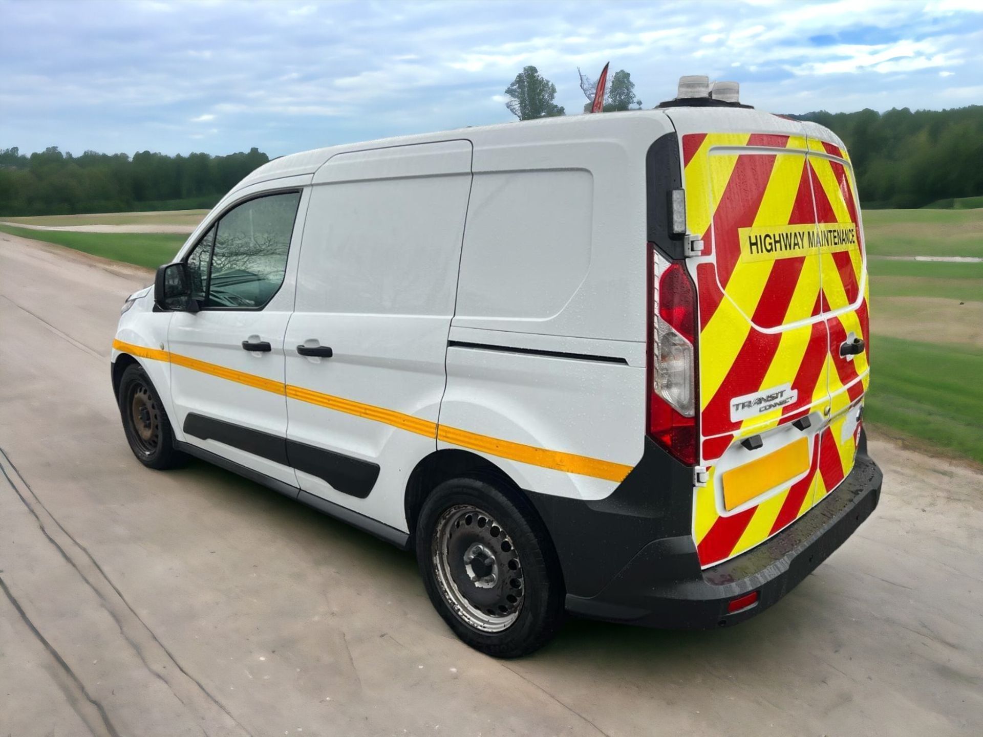 2017 FORD TRANSIT CONNECT SWB L1 VAN - RELIABLE WORKHORSE READY FOR ACTION - Image 2 of 11