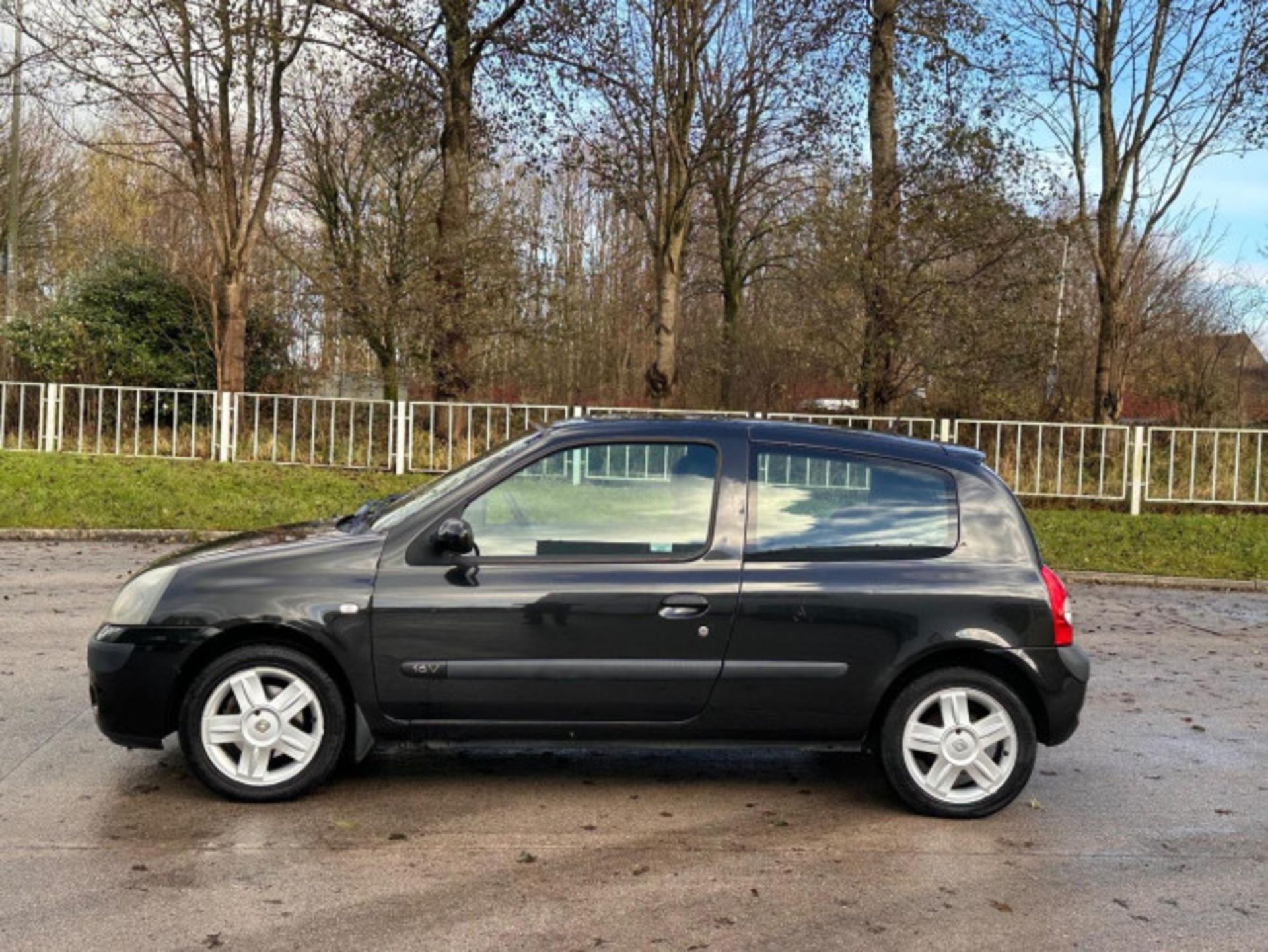 2005 RENAULT CLIO 1.2 16V DYNAMIQUE 3DR **(ONLY 88K MILEAGE)** >>--NO VAT ON HAMMER--<< - Image 98 of 101