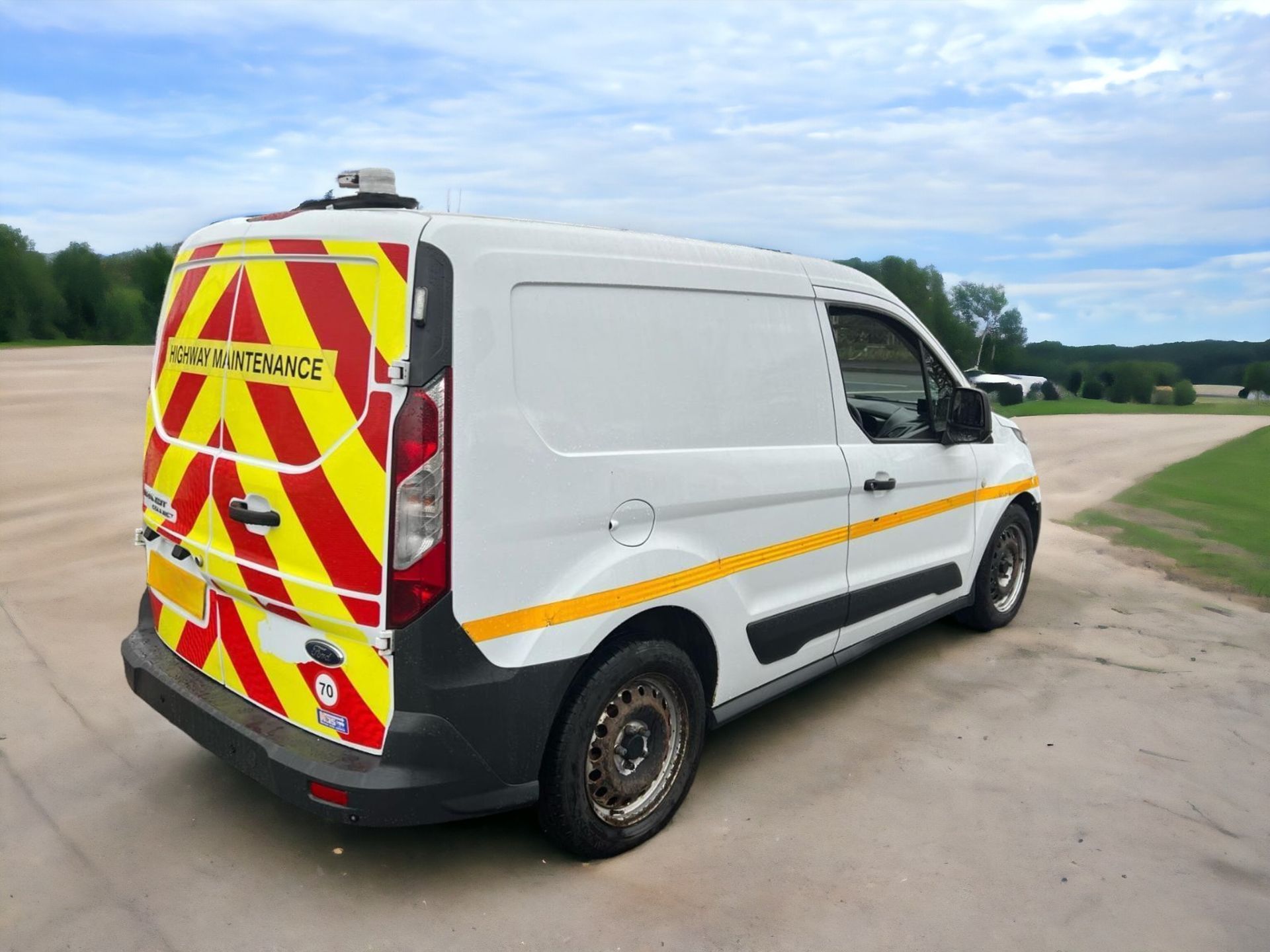 2017 FORD TRANSIT CONNECT SWB L1 VAN - RELIABLE WORKHORSE READY FOR ACTION - Image 4 of 11