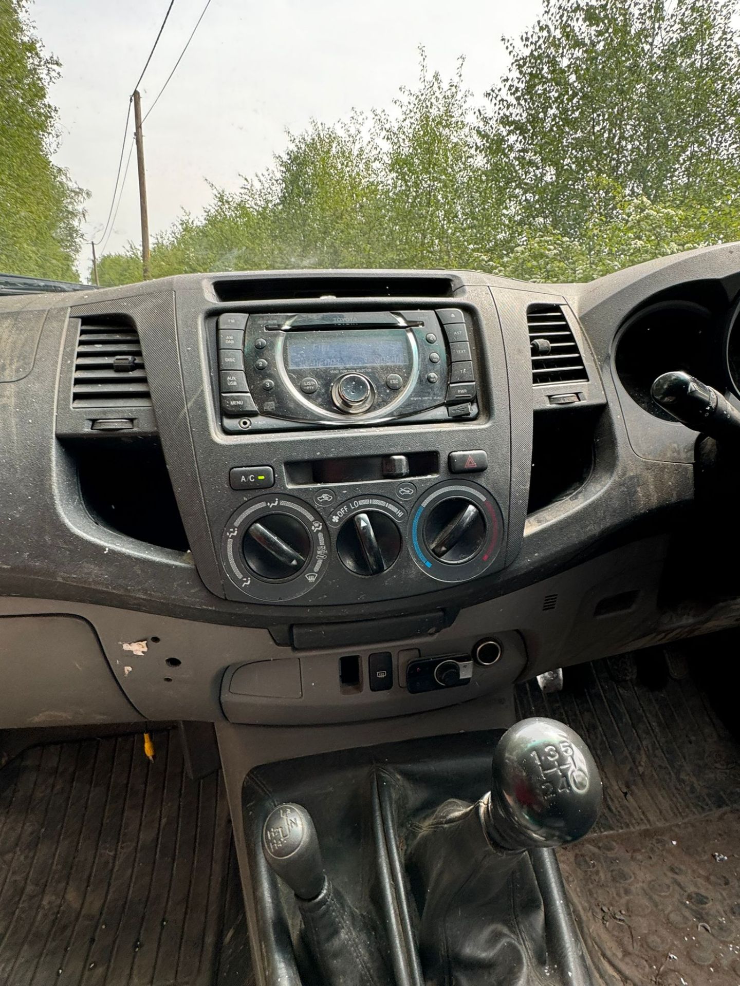 2010 TOYOTA HILUX KING CAB PICKUP TRUCK - READY FOR ANY ADVENTURE! - Image 13 of 15