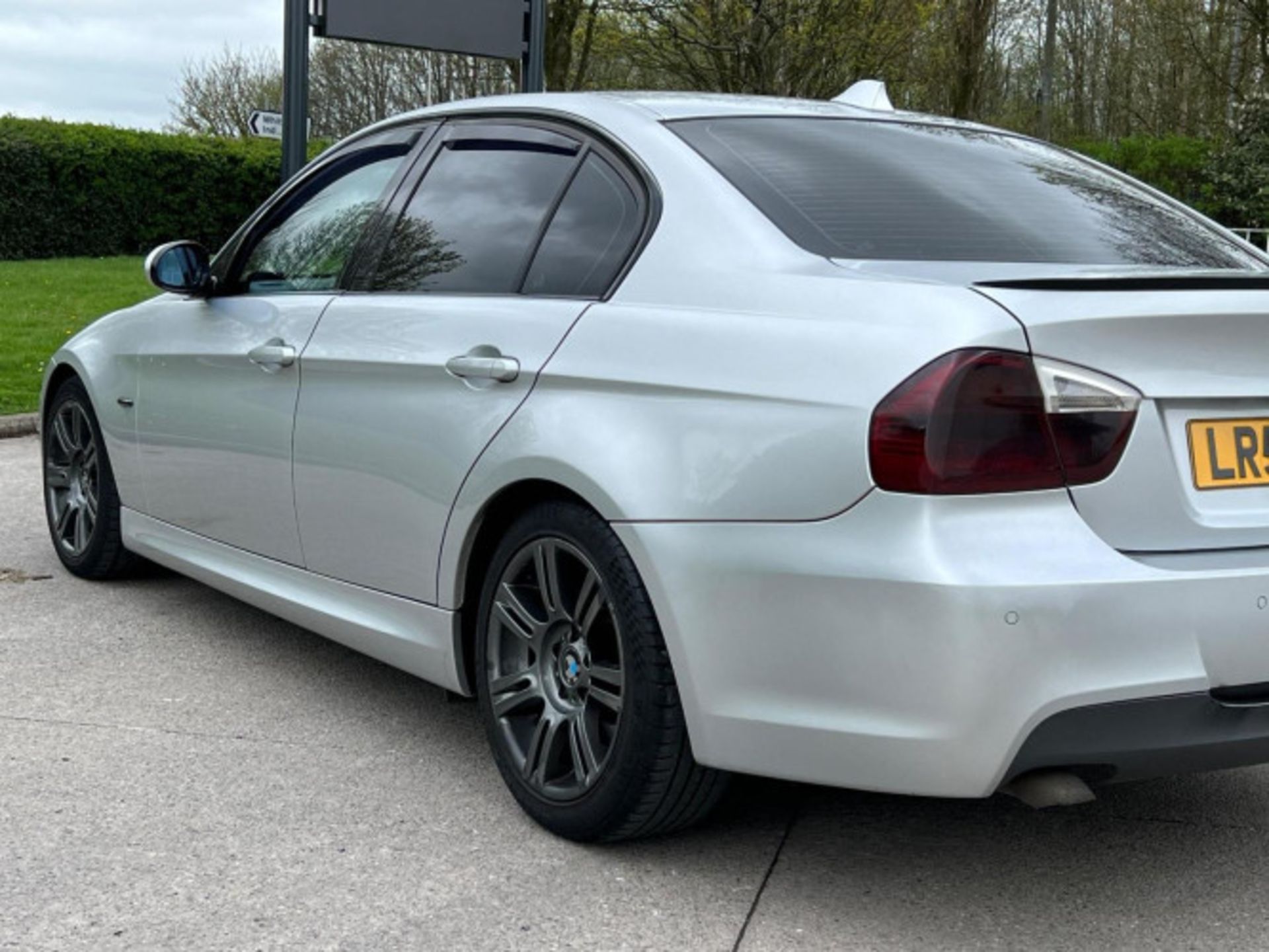 LUXURIOUS PERFORMANCE: 2006 BMW 3 SERIES 2.0 320D M SPORT AUTOMATIC >>--NO VAT ON HAMMER--<< - Image 27 of 98