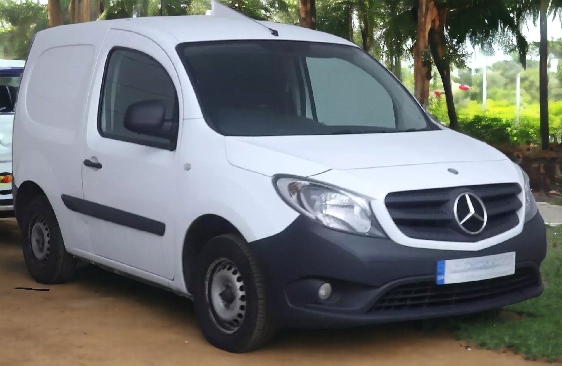 MERCEDES-BENZ CITAN 109 CDI COMPACT: EFFICIENT AND RELIABLE URBAN WORKHORSE - Image 5 of 10