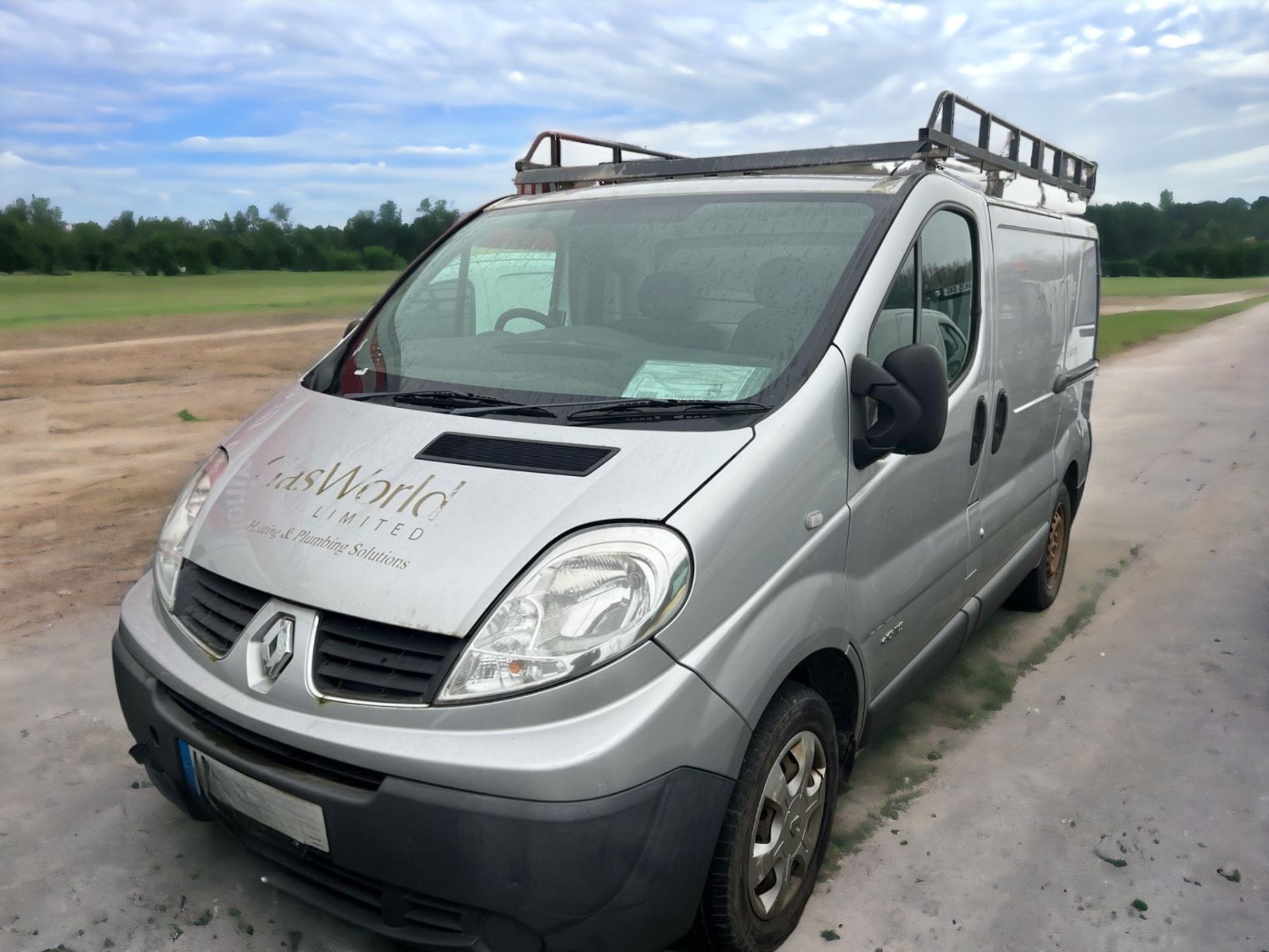 **SPARES OR REPAIRS** 2013 RENAULT TRAFIC: VERSATILE PANEL VAN FOR YOUR BUSINESS NEEDS - Image 4 of 5