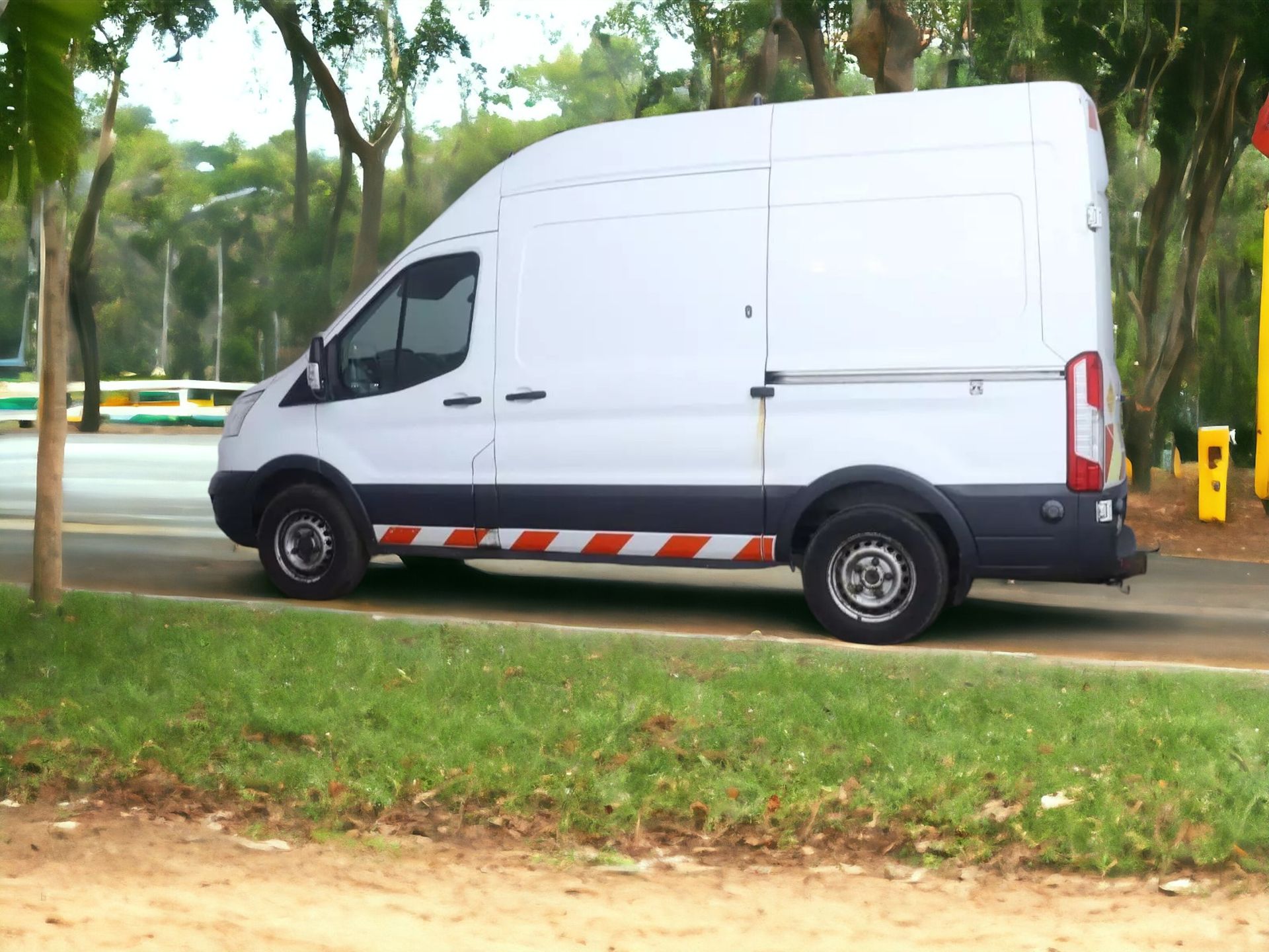 FORD TRANSIT T350 MWB L2H3: RELIABLE WORKHORSE WITH PTO GENERATOR AND COMPRESSOR - Image 6 of 12