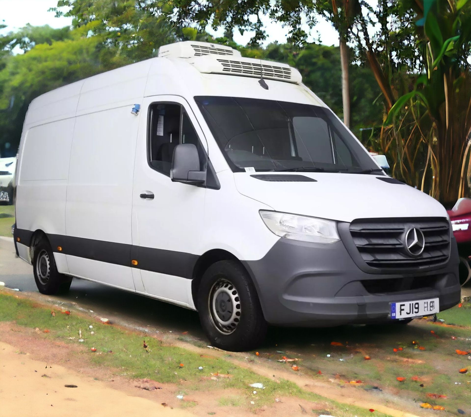 MERCEDES-BENZ SPRINTER 314CDI MWB FRIDGE VAN: KEEP YOUR CARGO FRESH AND COOL - Image 5 of 11