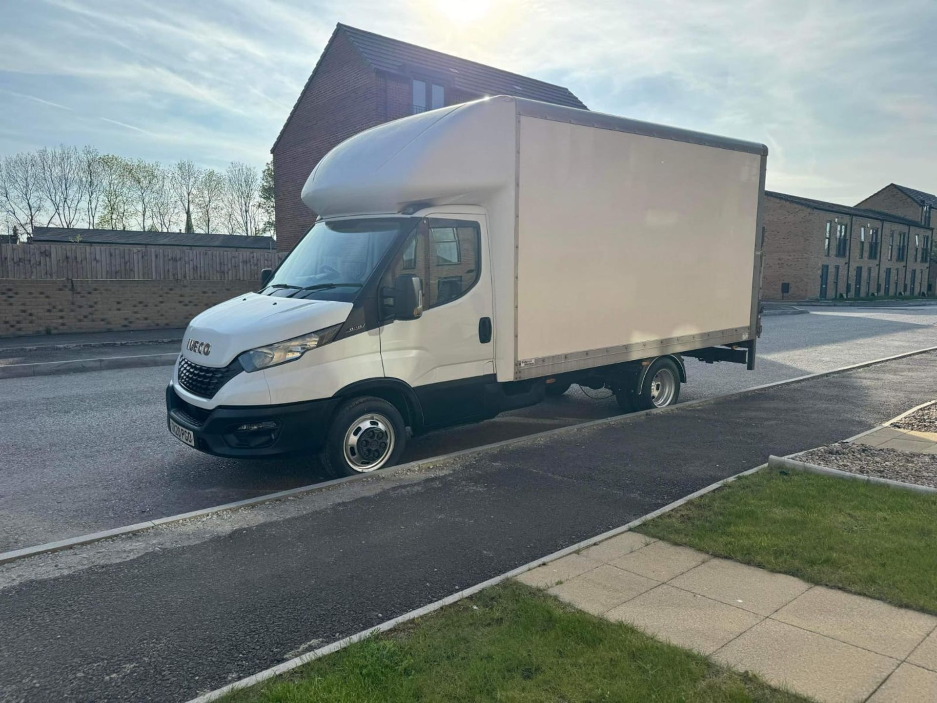 IMPECCABLE 2020 IVECO DAILY LUTON VAN WITH OUTSTANDING FEATURES - Image 2 of 11