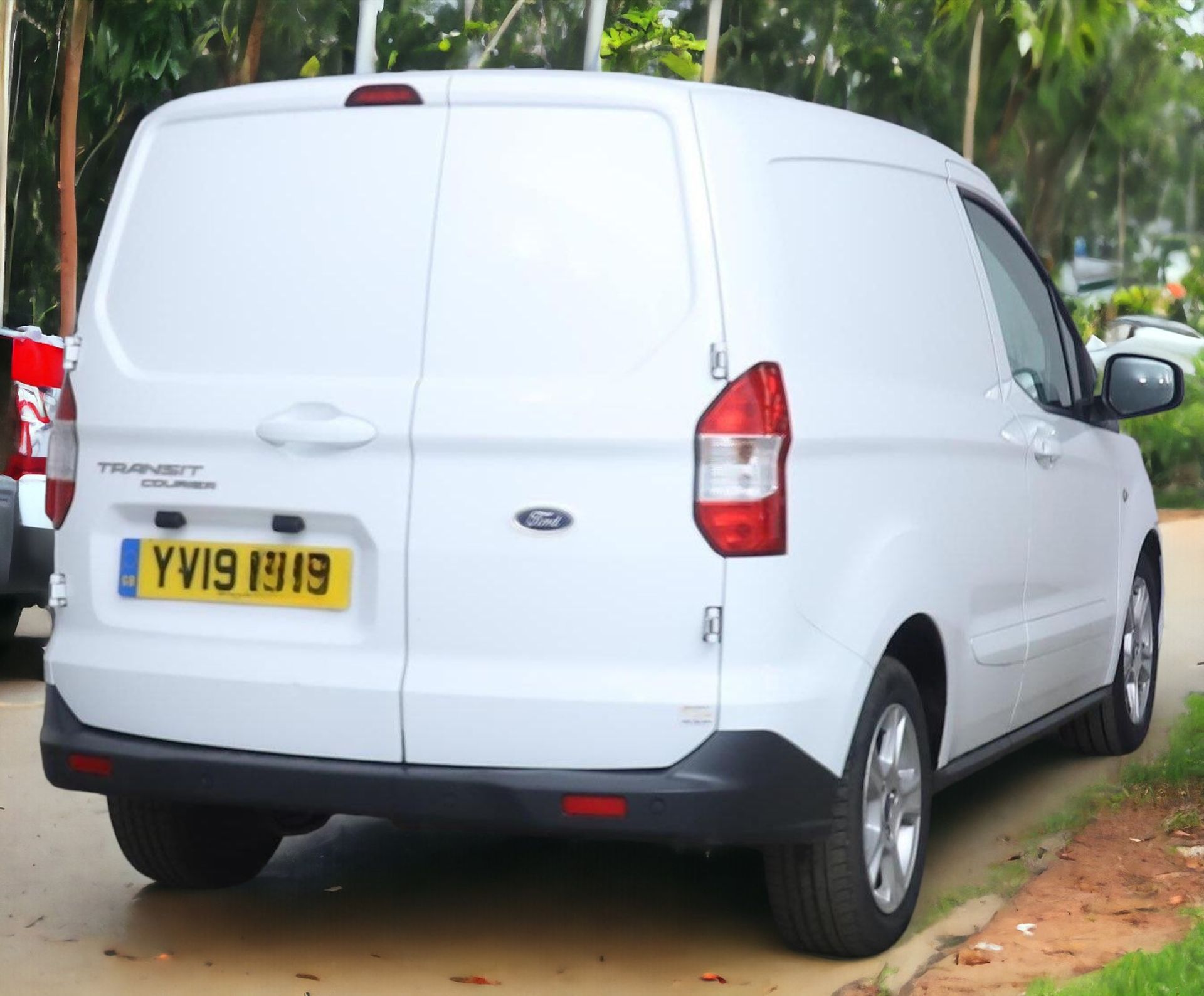 **(ONLY 85K MILEAGE)** FORD TRANSIT COURIER LIMITED: COMPACT AND FEATURE-PACKED WORK COMPANION - Image 5 of 14