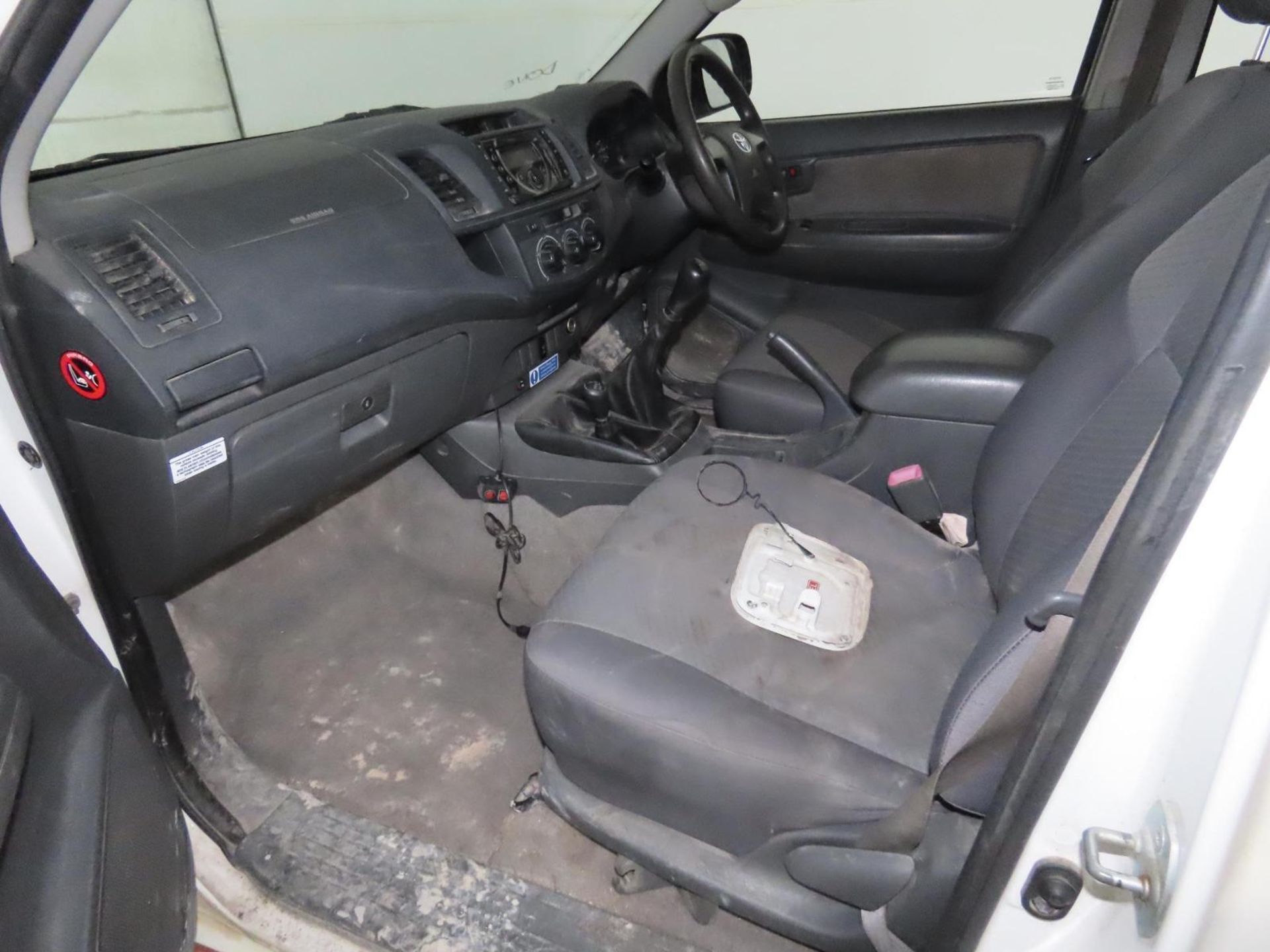 **SPARES OR REPAIRS** TOYOTA HILUX DOUBLE CAB PICKUP: TOUGH, RELIABLE, AND READY FOR WORK - Image 9 of 13