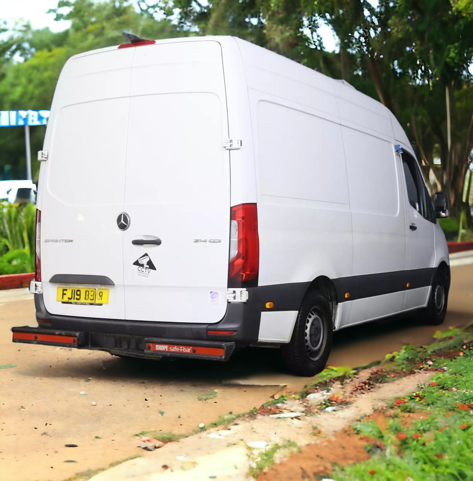 MERCEDES-BENZ SPRINTER 314CDI MWB FRIDGE VAN: KEEP YOUR CARGO FRESH AND COOL - Image 3 of 11