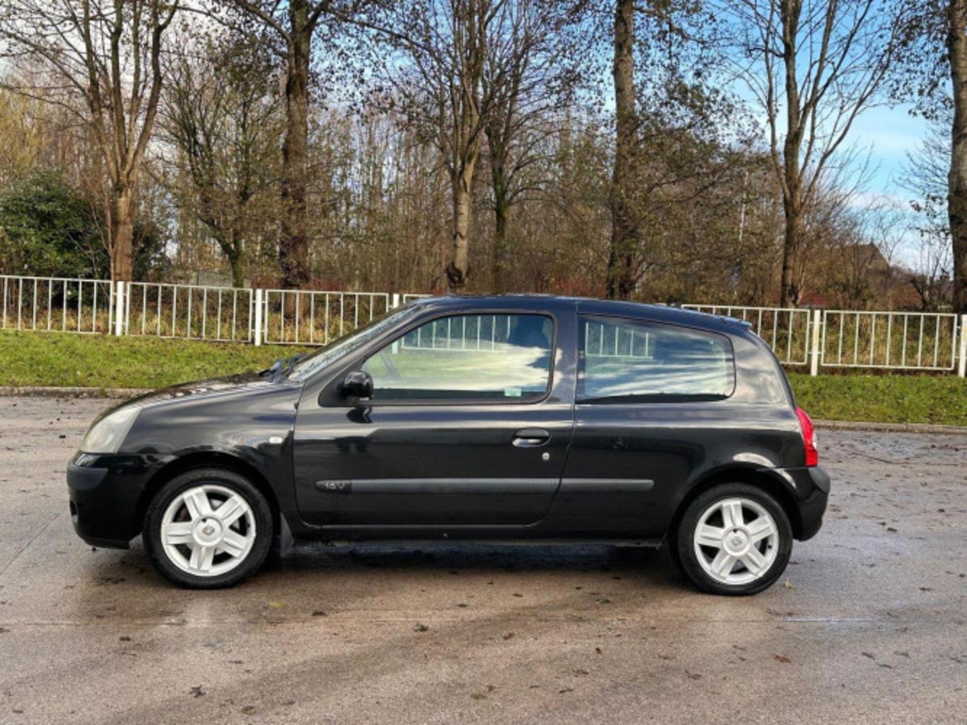 2005 RENAULT CLIO 1.2 16V DYNAMIQUE 3DR **(ONLY 88K MILEAGE)** >>--NO VAT ON HAMMER--<< - Image 87 of 101