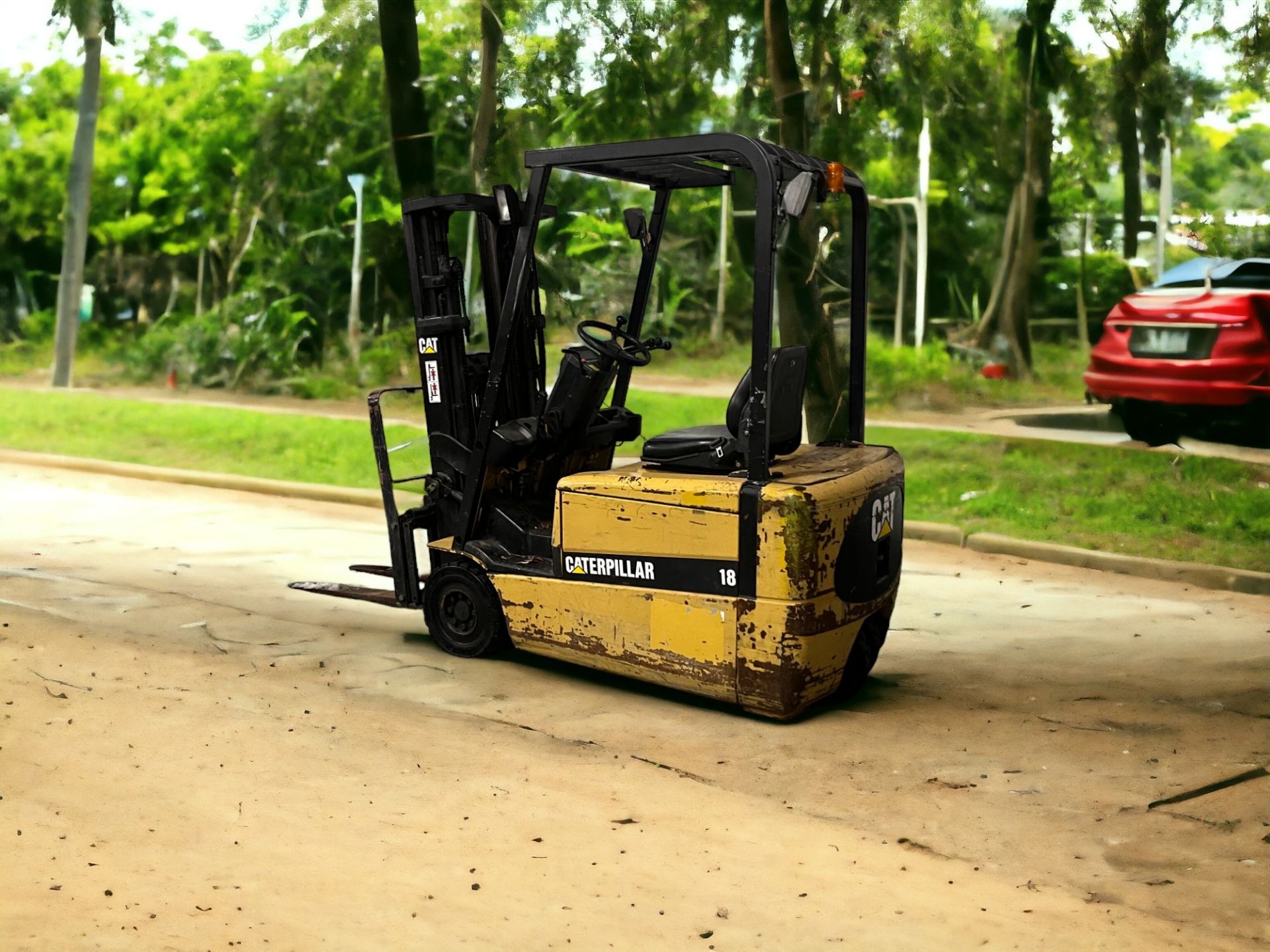 **(INCLUDES CHARGER)** CAT LIFT TRUCKS ELECTRIC 3-WHEEL FORKLIFT - EP18KT (2002) - Image 3 of 3