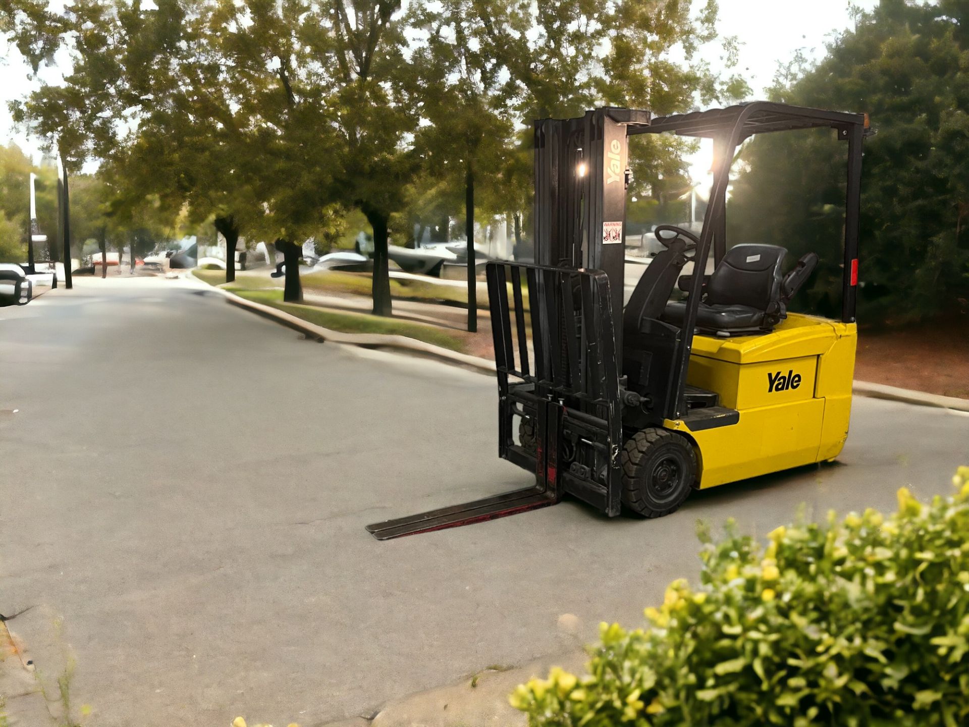YALE ELECTRIC 3-WHEEL FORKLIFT - MODEL ERP18 ATF (2008) **(INCLUDES CHARGER)** - Image 3 of 6