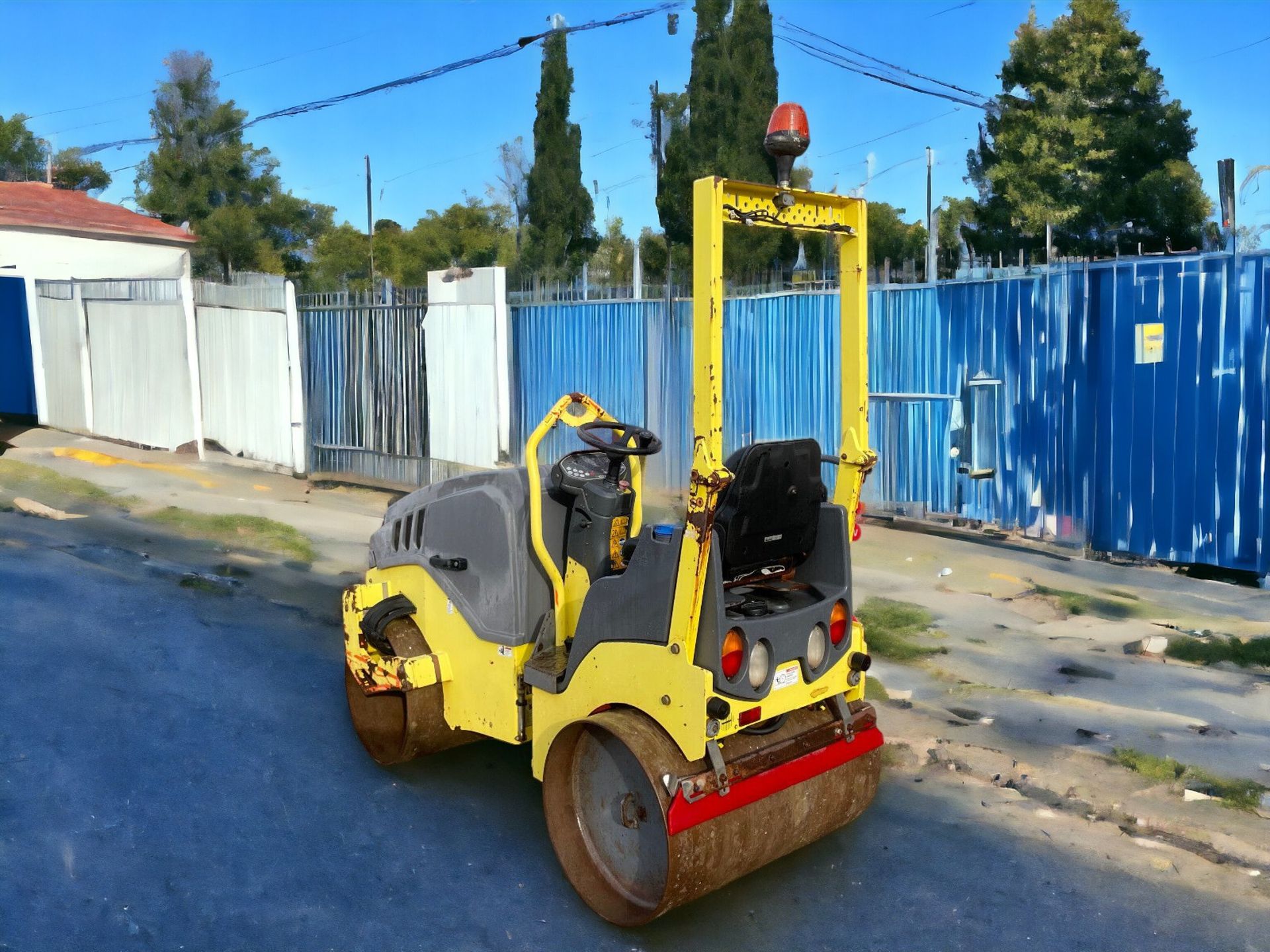 SMOOTH COMPACTION WITH THE 2011 HAMM HD 10C VV ROLLER - Image 3 of 10