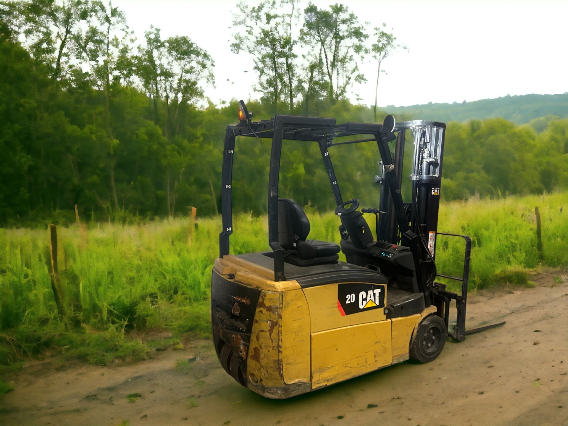 CAT LIFT TRUCKS EP20PNT ELECTRIC FORKLIFT - 2015 **(INCLUDES CHARGER)** - Image 6 of 6