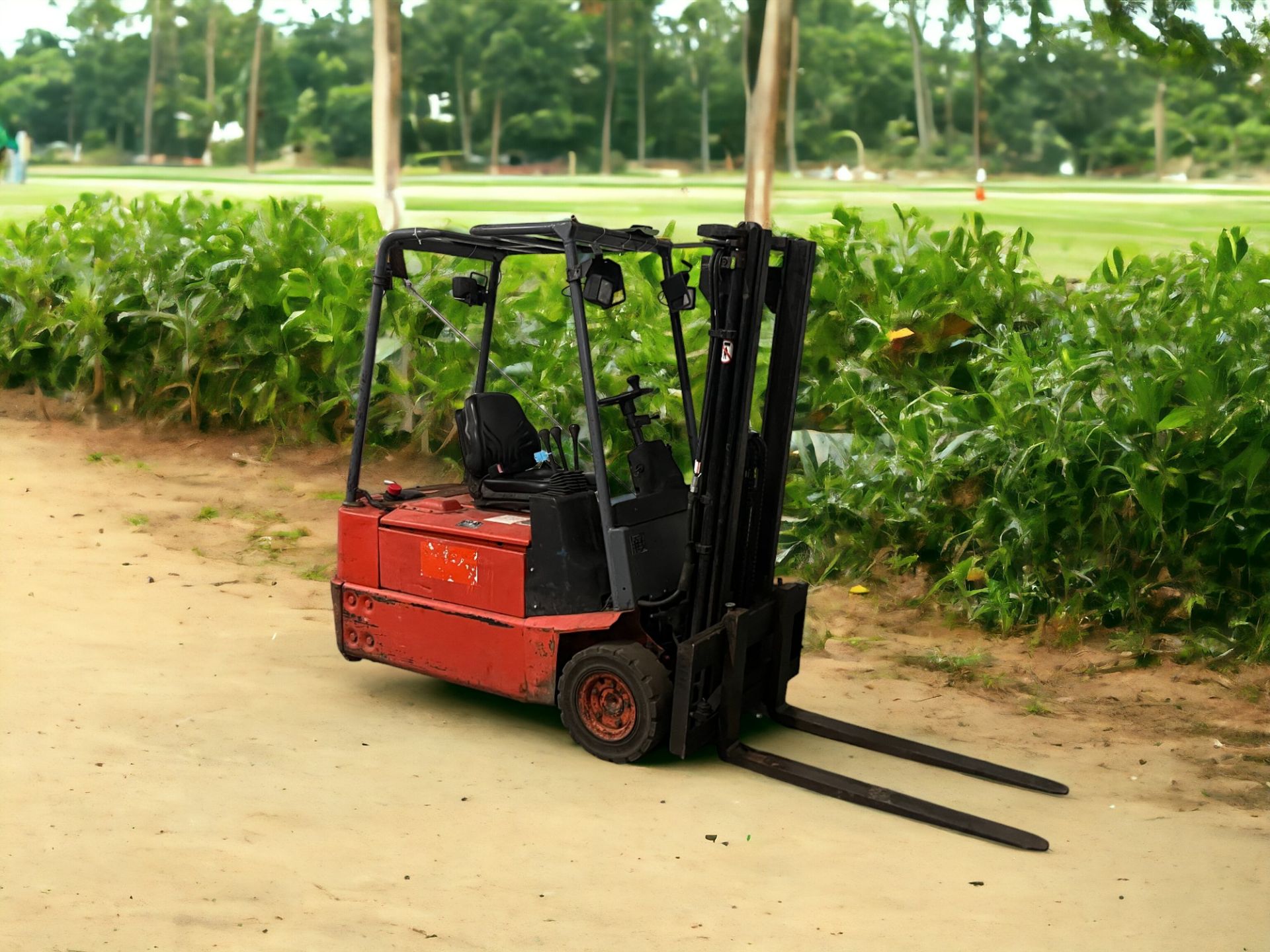 **(INCLUDES CHARGER)** LINDE ELECTRIC 3-WHEEL FORKLIFT - E16Z-02 (2004) - Image 4 of 6