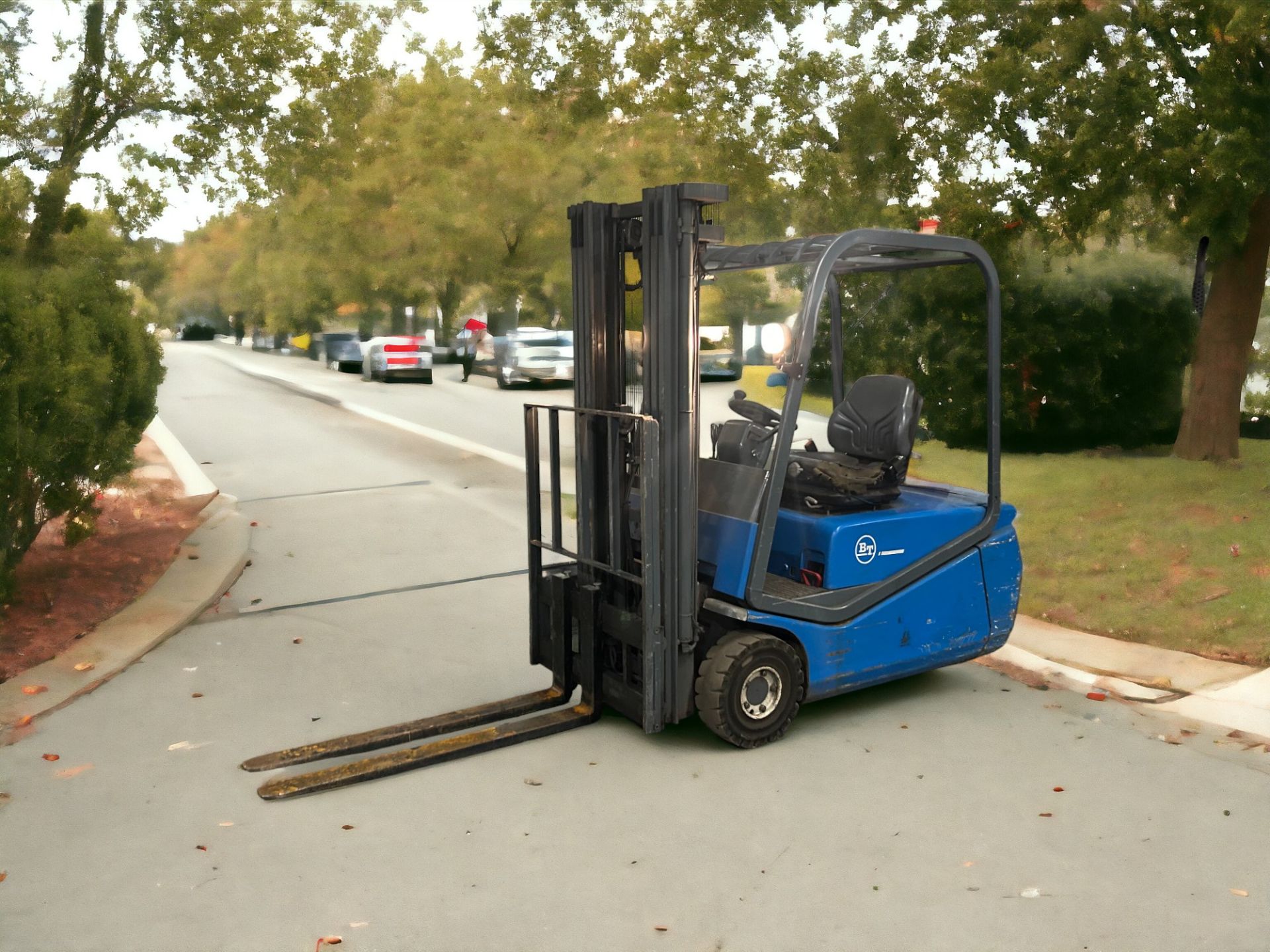 BT ELECTRIC 3-WHEEL FORKLIFT - MODEL CBE1.6T (2002) **(INCLUDES CHARGER)** - Image 2 of 6