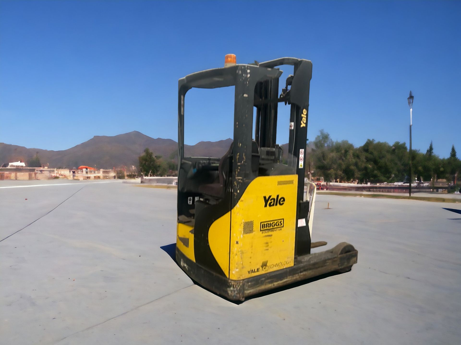 YALE MR16 REACH TRUCK - EFFICIENT ELECTRIC MATERIAL HANDLING SOLUTION **(INCLUDES CHARGER)** - Image 6 of 7
