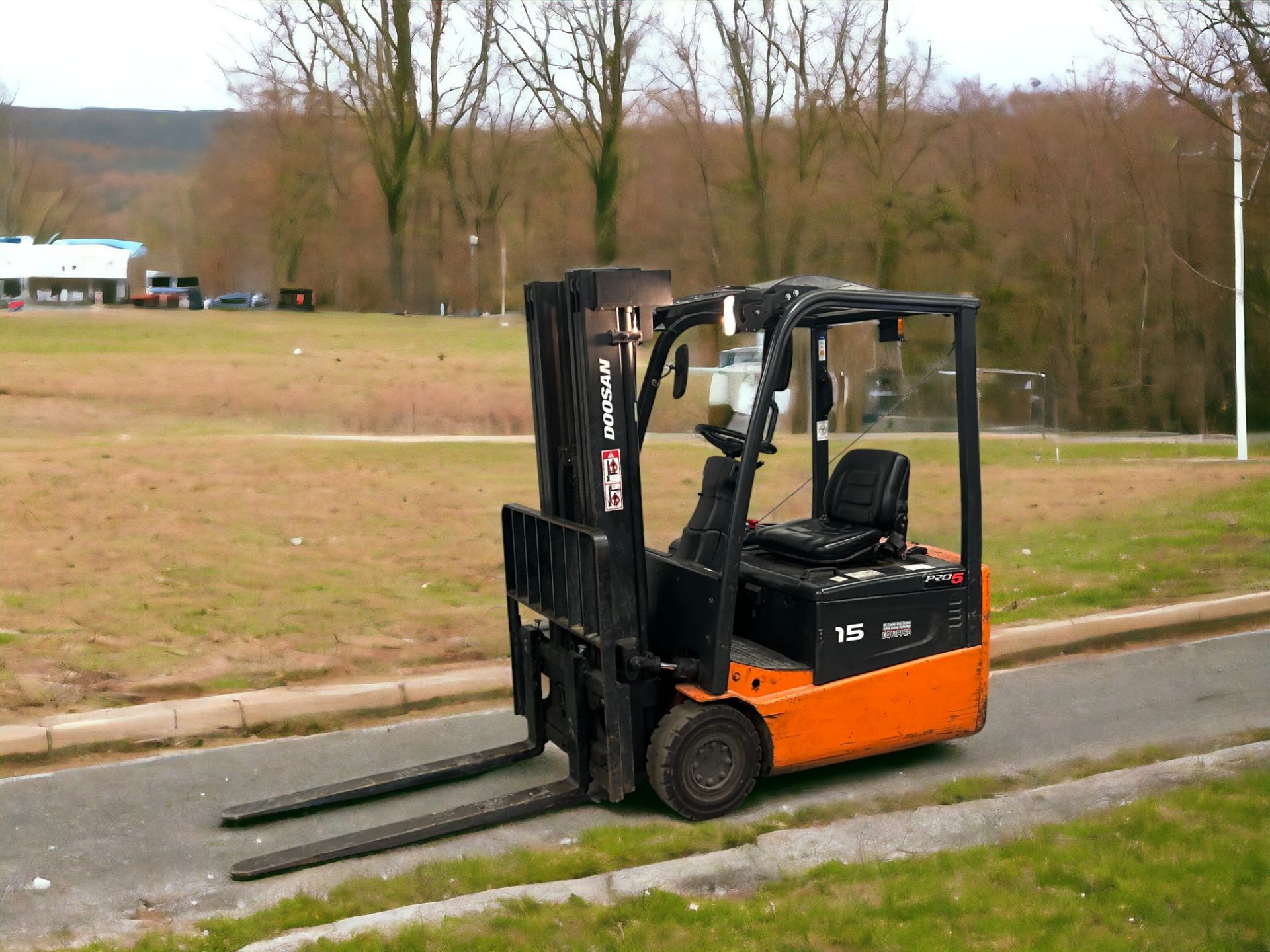 DOOSAN B15T-5 ELECTRIC FORKLIFT - 2008 **(INCLUDES CHARGER)** - Image 2 of 6