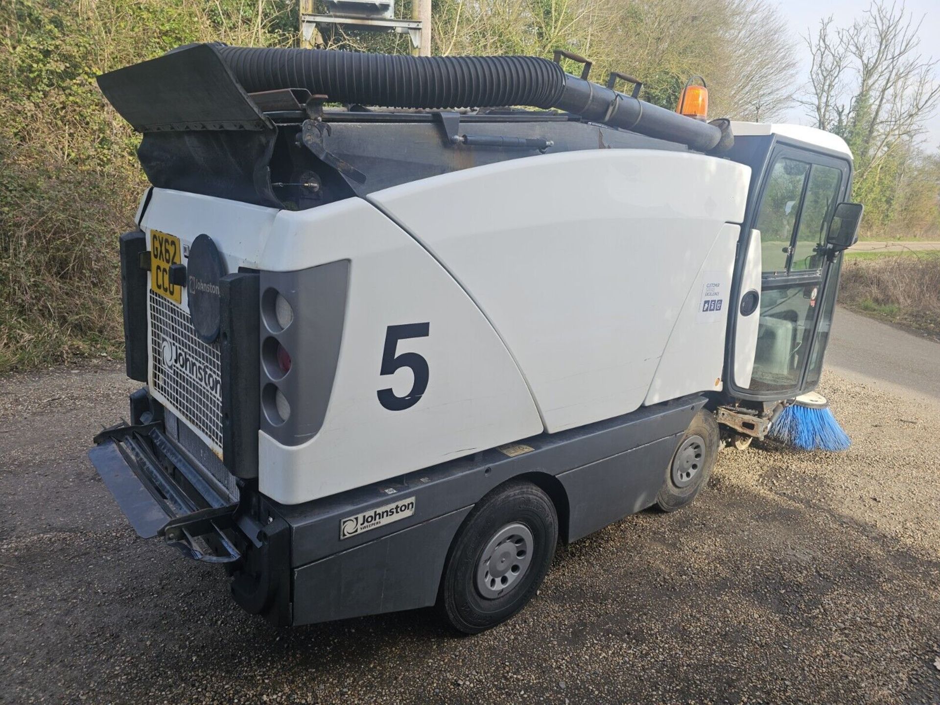2013 JOHNSTON ROAD SWEEPER (HYDROSTATIC) - Image 2 of 5