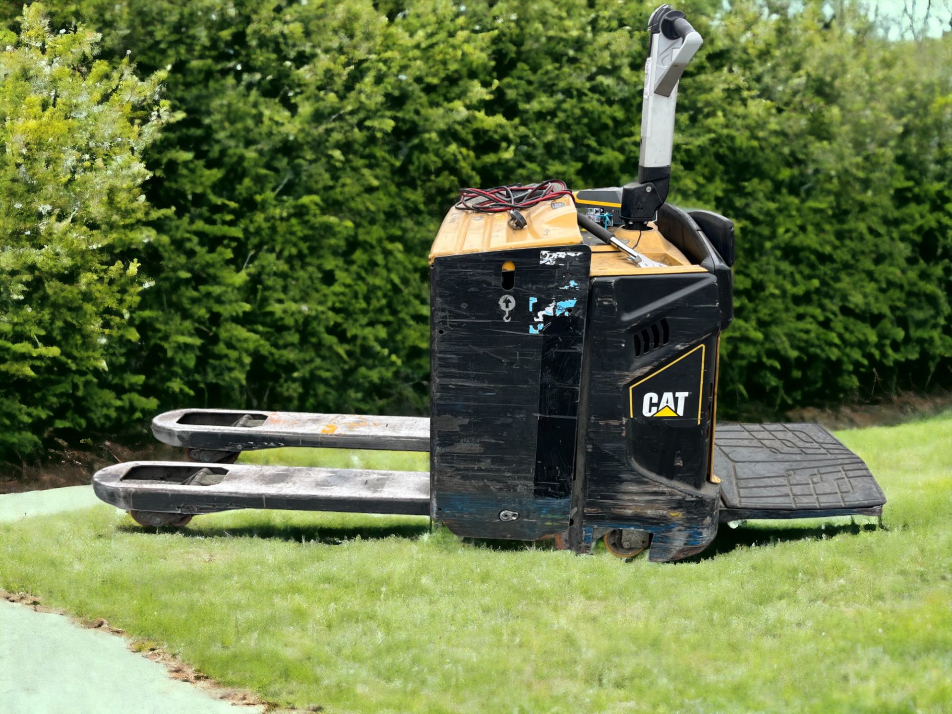 CAT LIFT TRUCKS ELECTRIC PALLET TRUCK - MODEL NPV20N2 (2014) **(INCLUDES CHARGER)**