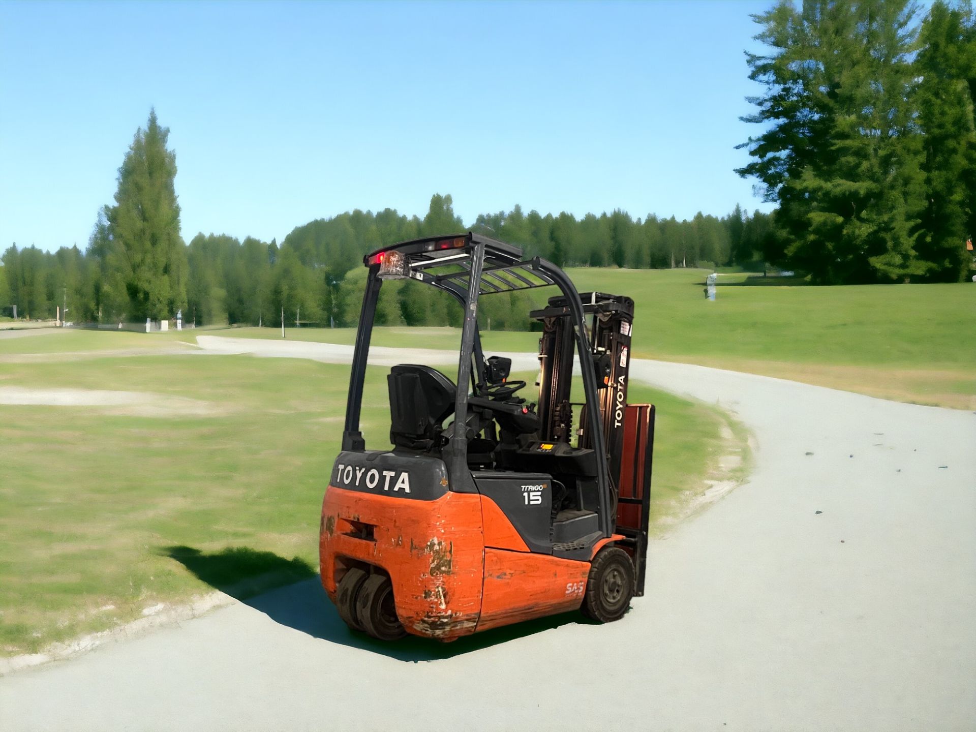 TOYOTA ELECTRIC 4-WHEEL FORKLIFT - 8FBET15 (2013) **(INCLUDES CHARGER)** - Image 6 of 6