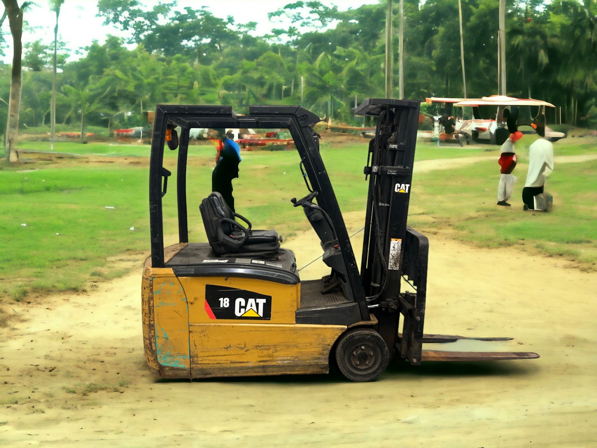 CAT ELECTRIC 3-WHEEL FORKLIFT **(INCLUDES CHARGER)** - Image 2 of 6