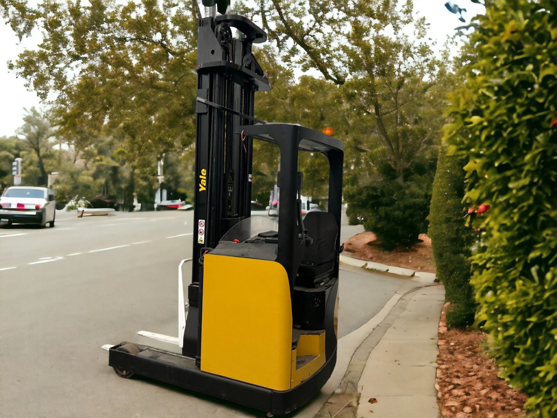 YALE REACH TRUCK - MODEL MR14H (2012) **(INCLUDES CHARGER)** - Image 5 of 6