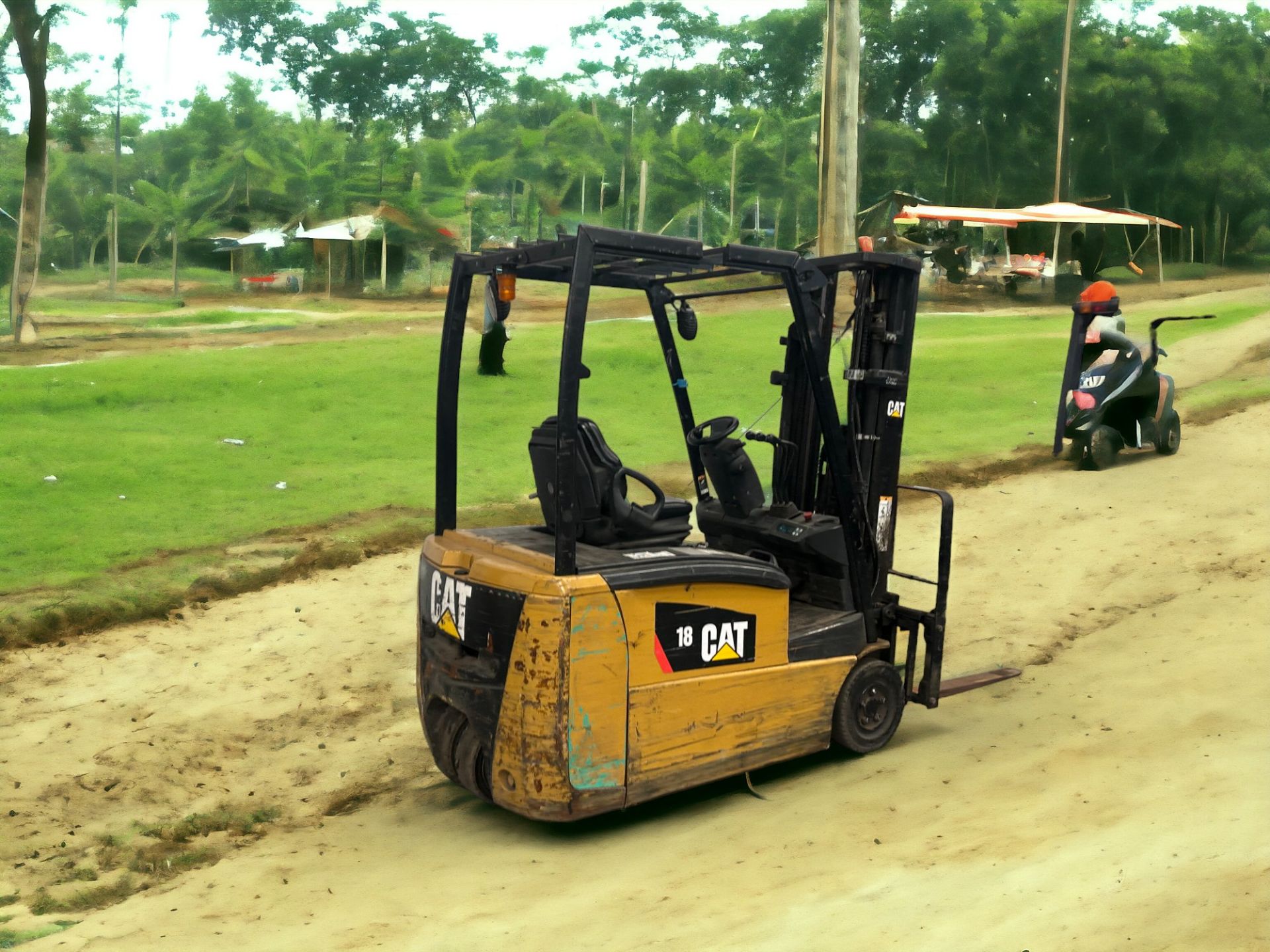 CAT ELECTRIC 3-WHEEL FORKLIFT **(INCLUDES CHARGER)** - Image 6 of 6