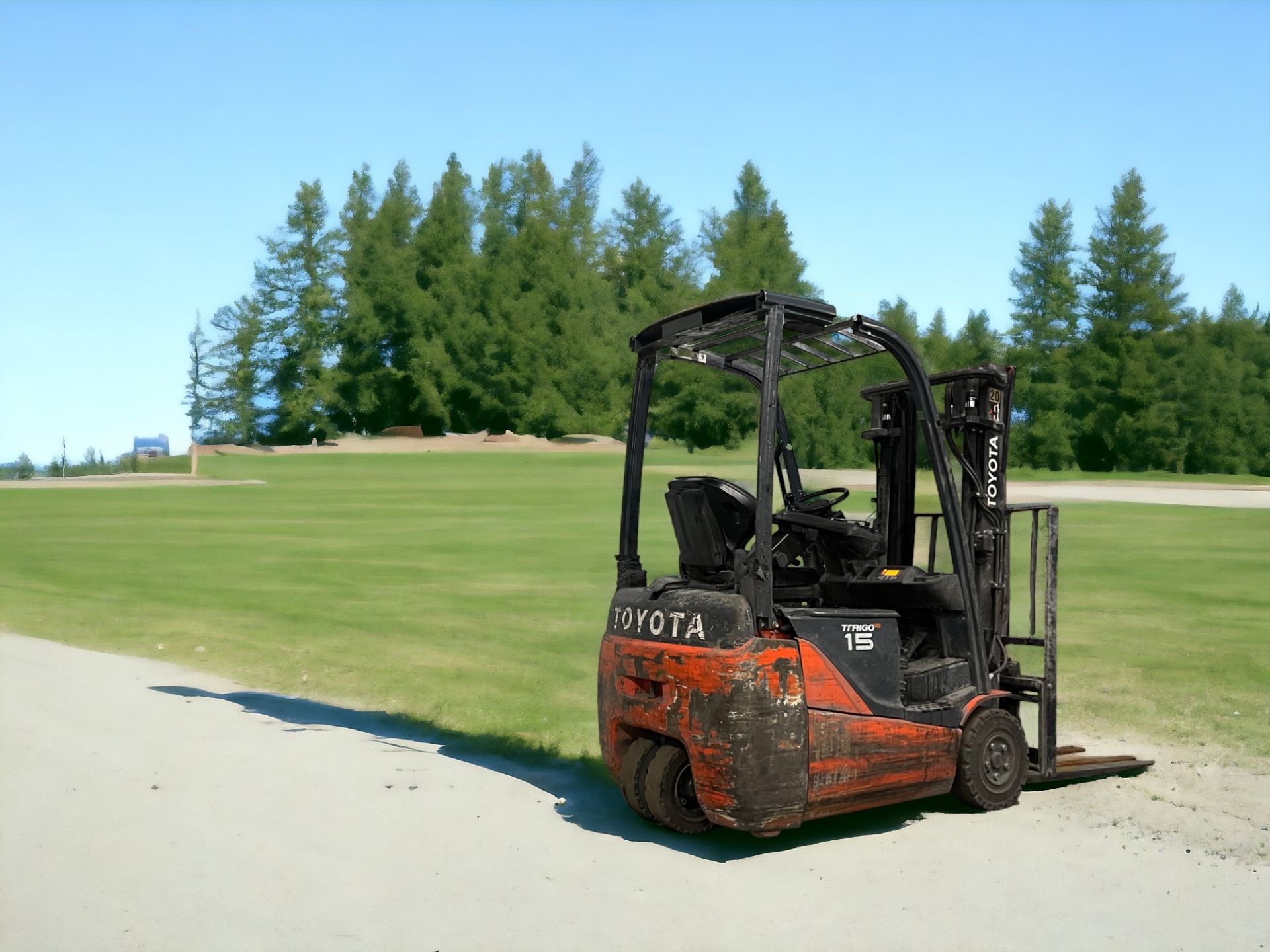 TOYOTA ELECTRIC 3-WHEEL FORKLIFT - 8FBET15 (2013) **(INCLUDES CHARGER)** - Image 6 of 6
