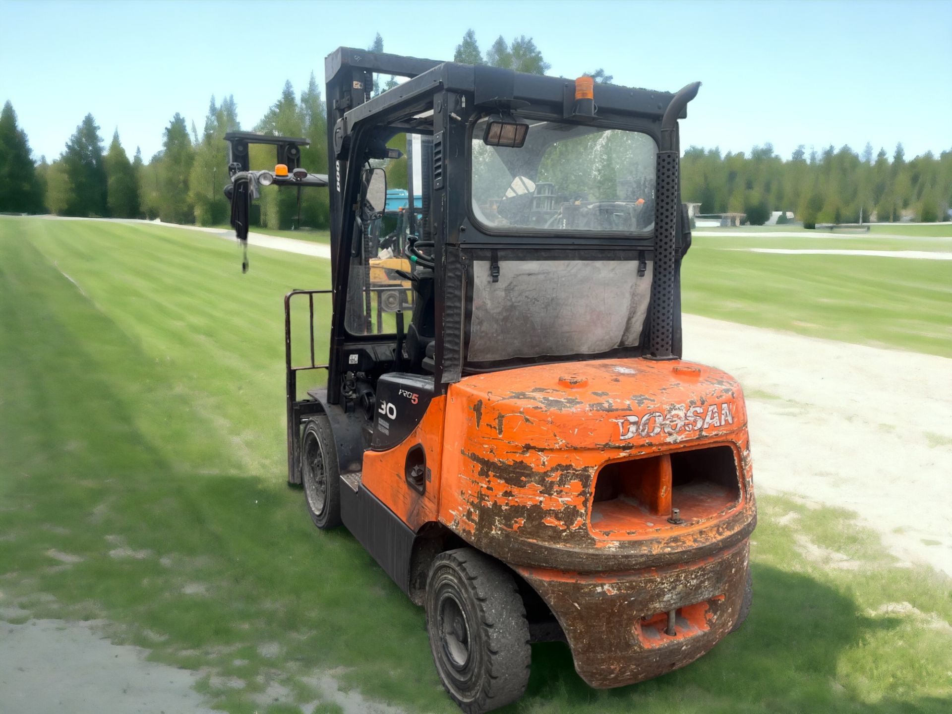 YEAR- 2011 DOOSAN D30S-5 DIESEL FORKLIFT - Image 5 of 6