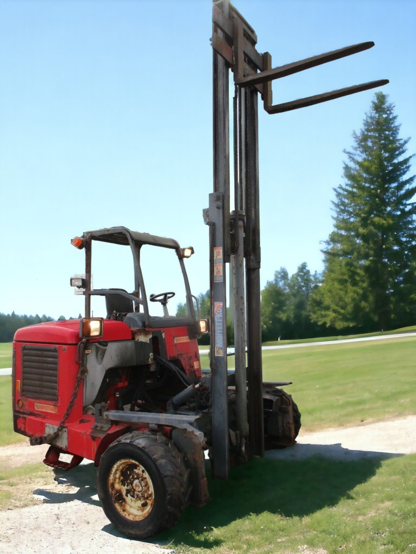 TERRAIN WITH THE MIGHTY MOFFETT MOUNTY M8 25.4 FORKLIFT - Image 6 of 14