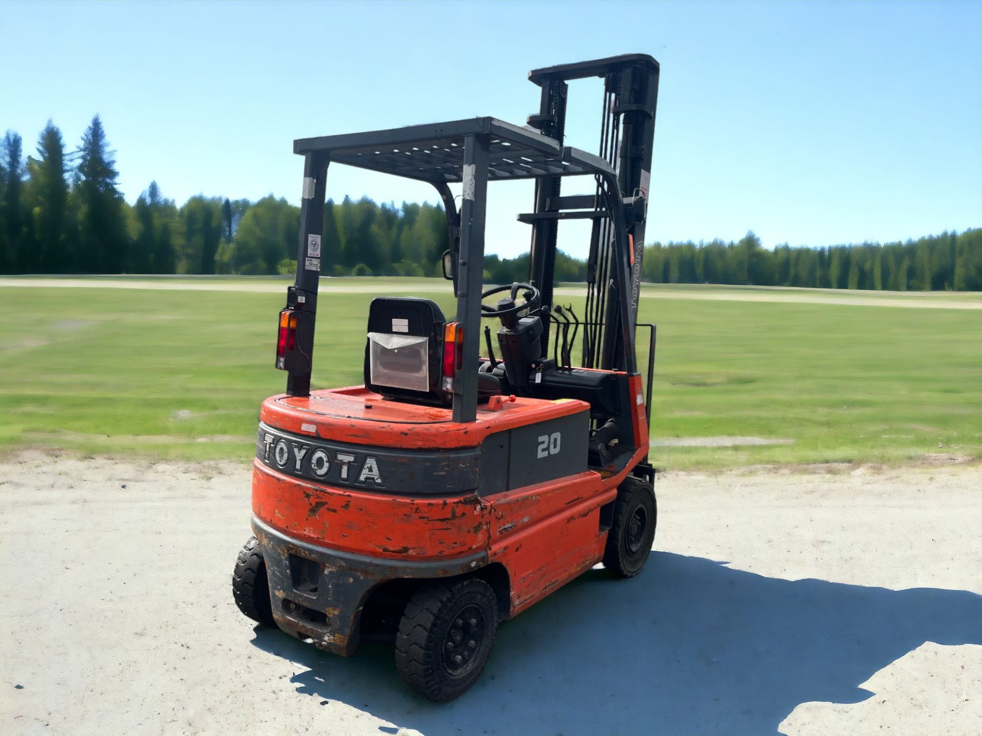 TOYOTA ELECTRIC 4-WHEEL FORKLIFT - FBM20 (2000) **(INCLUDES CHARGER)** - Image 7 of 7
