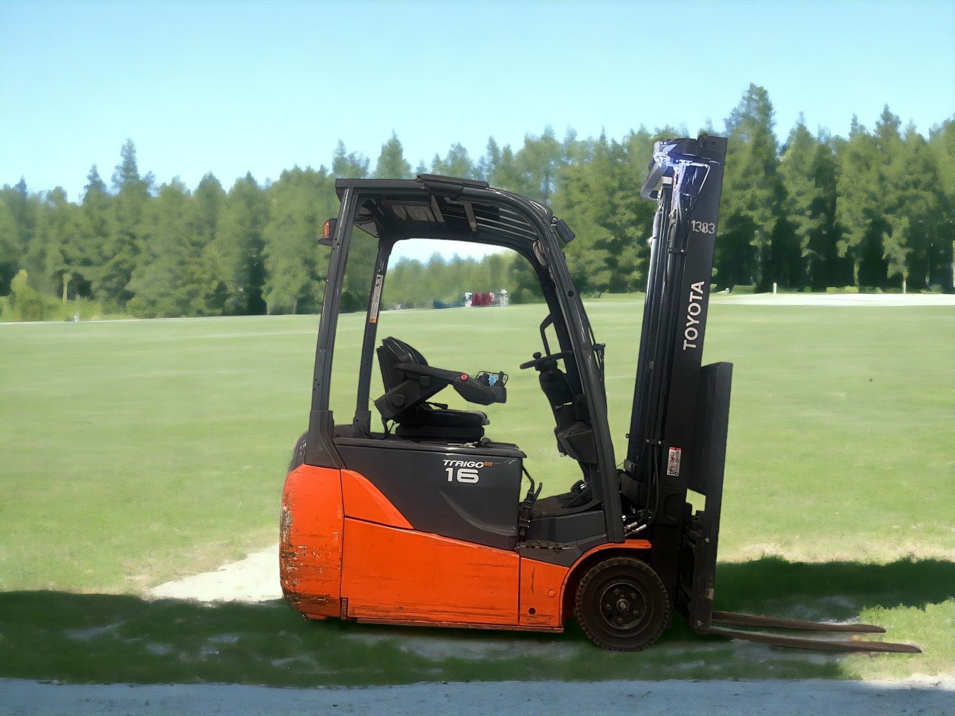 TOYOTA ELECTRIC 3-WHEEL FORKLIFT - 8FBET16 (2012) **(INCLUDES CHARGER)** - Image 3 of 6