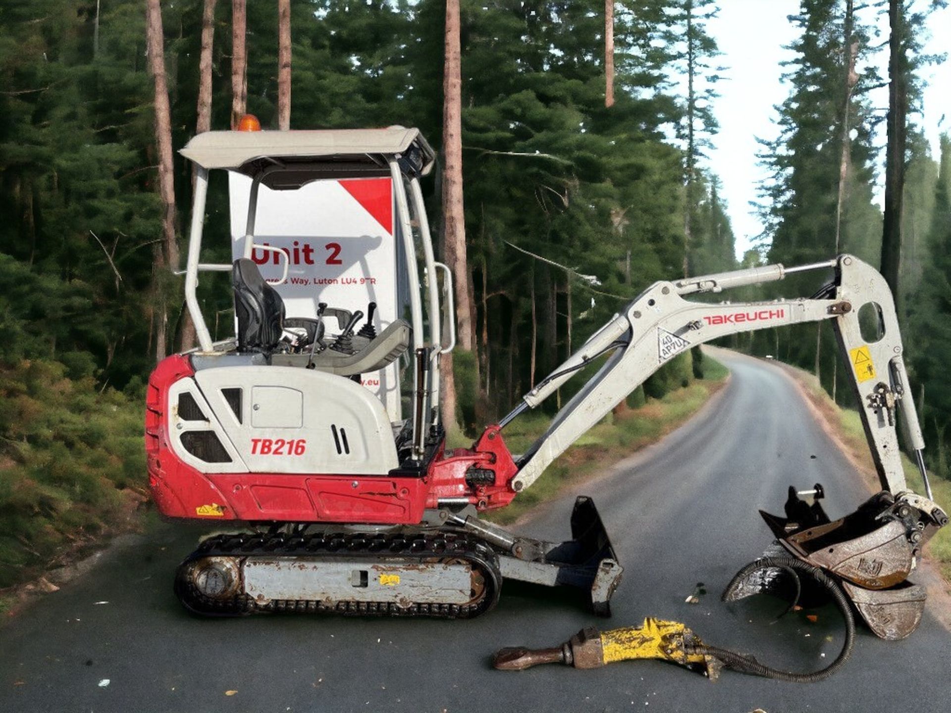 2017 TAKEUCHI TB216 MINI EXCAVATOR - VERSATILE, RELIABLE, AND READY FOR ACTION - Image 7 of 11