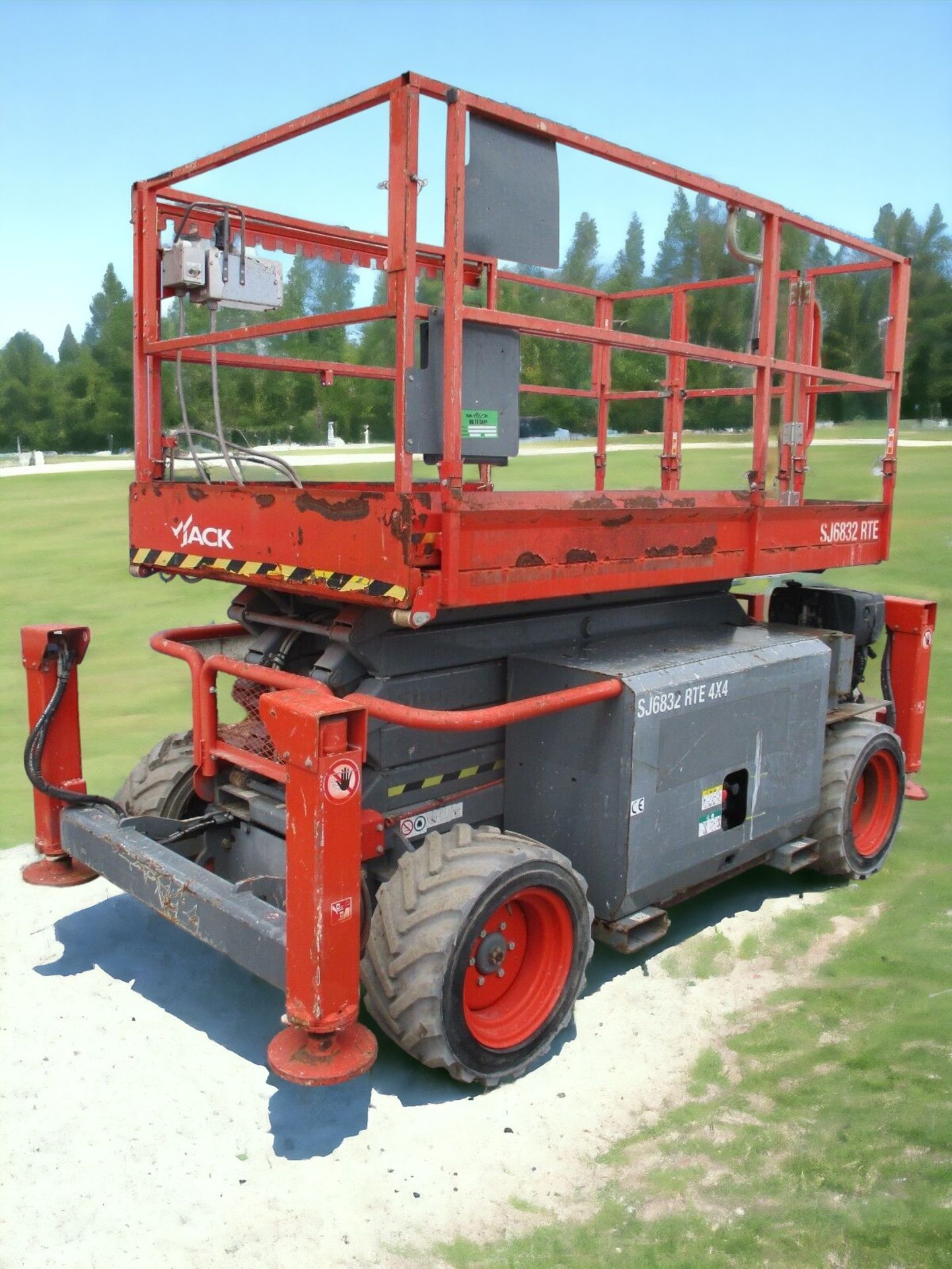 2014 SKYJACK SJ6832RTE SCISSOR LIFT - REACH NEW HEIGHTS WITH EFFICIENCY AND VERSATILITY - Image 7 of 15