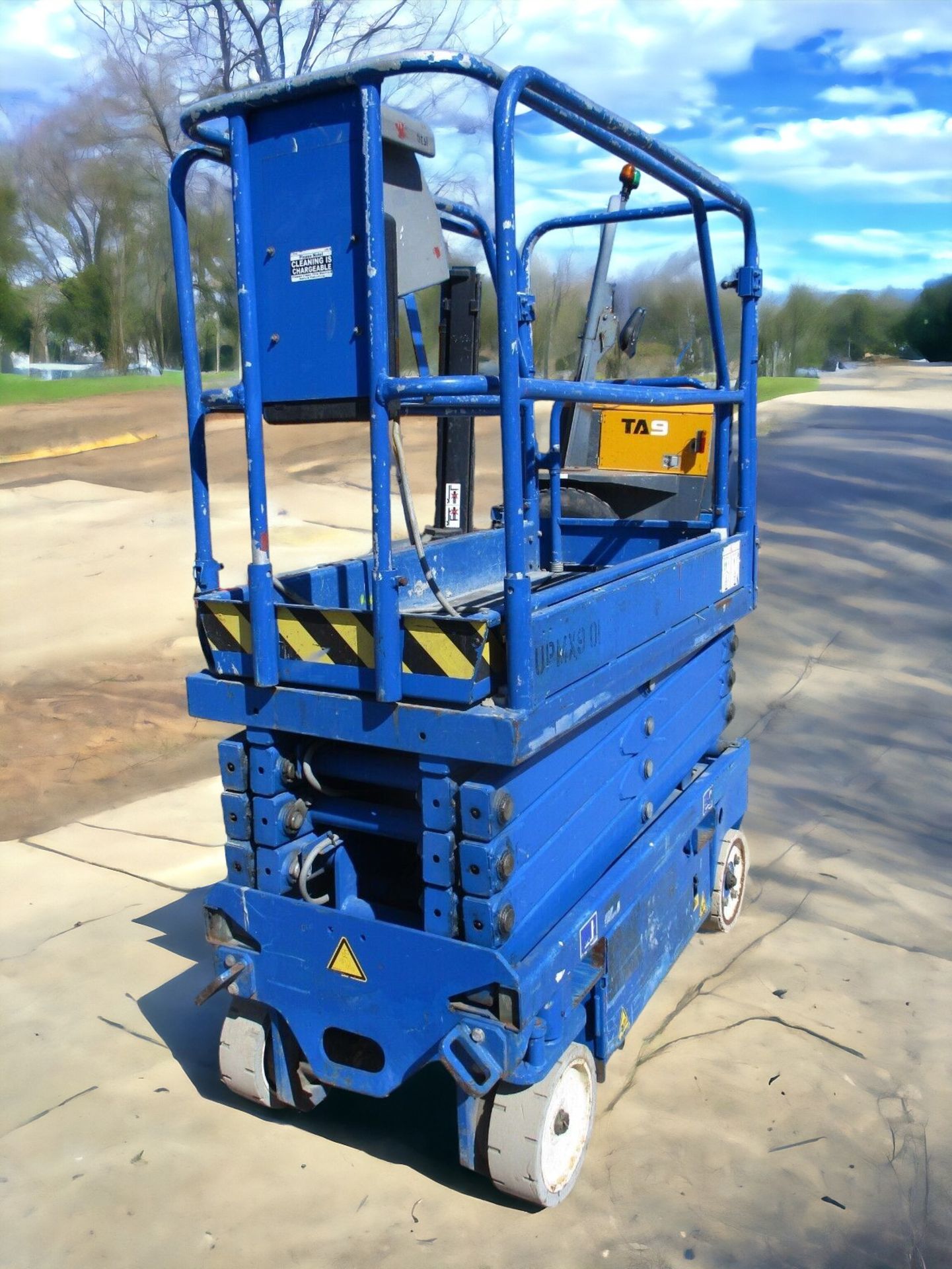 UPRIGHT MX19 SCISSOR LIFT - Image 7 of 11