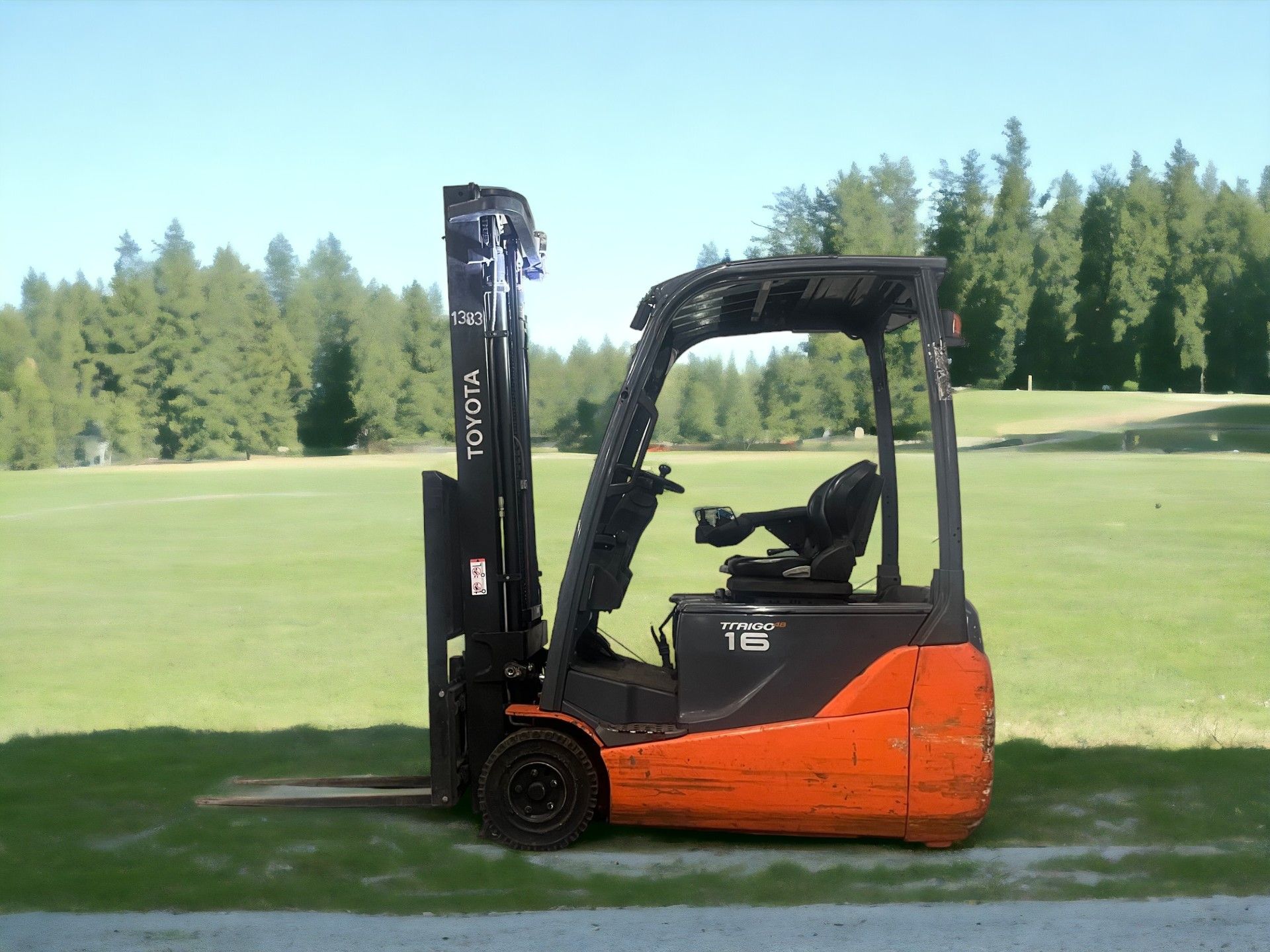 TOYOTA ELECTRIC 3-WHEEL FORKLIFT - 8FBET16 (2012) **(INCLUDES CHARGER)**