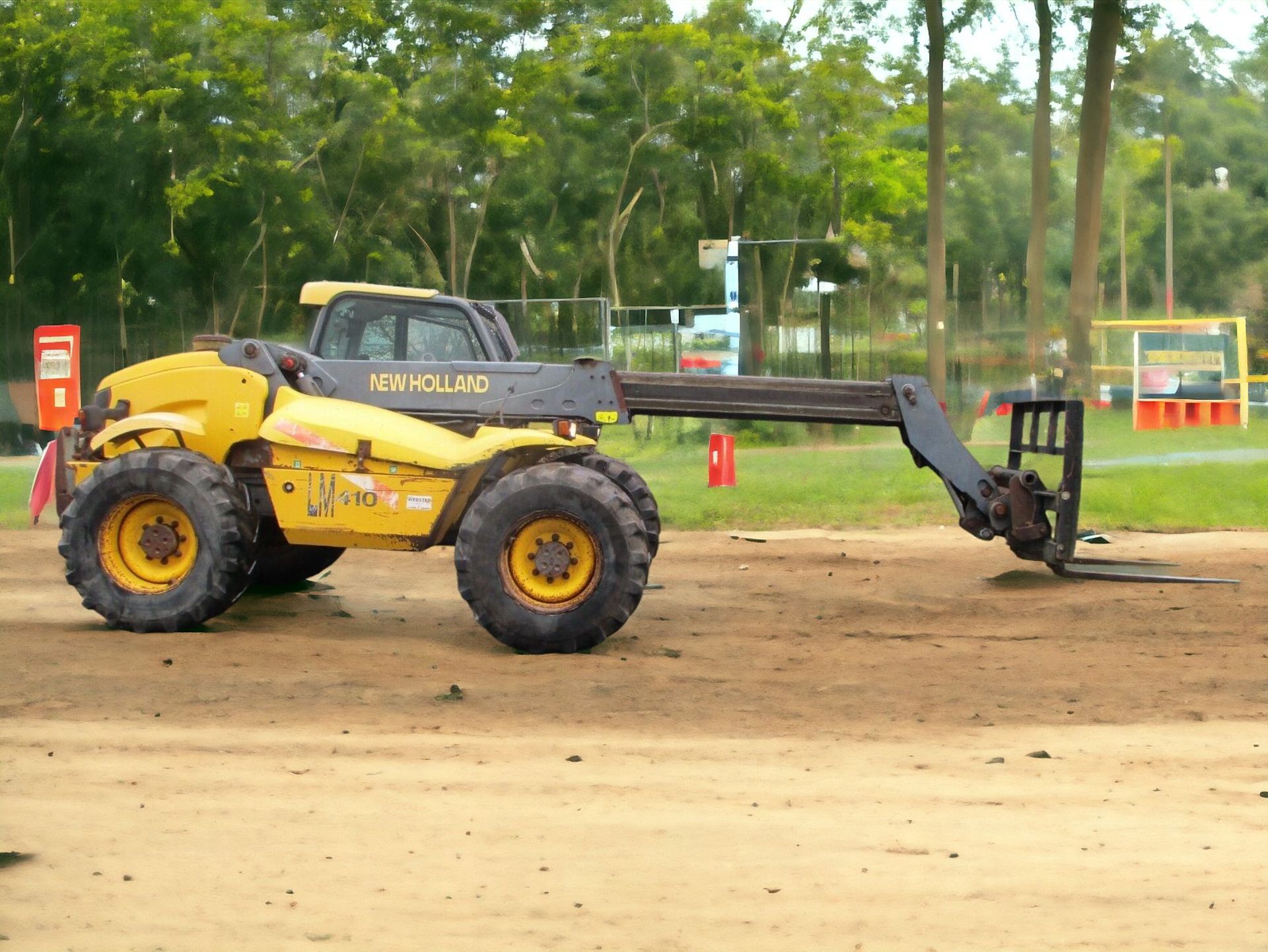 NEW HOLLAND LM410 TELEHANDLER - POWER, PRECISION, AND PERFORMANCE - Image 5 of 10
