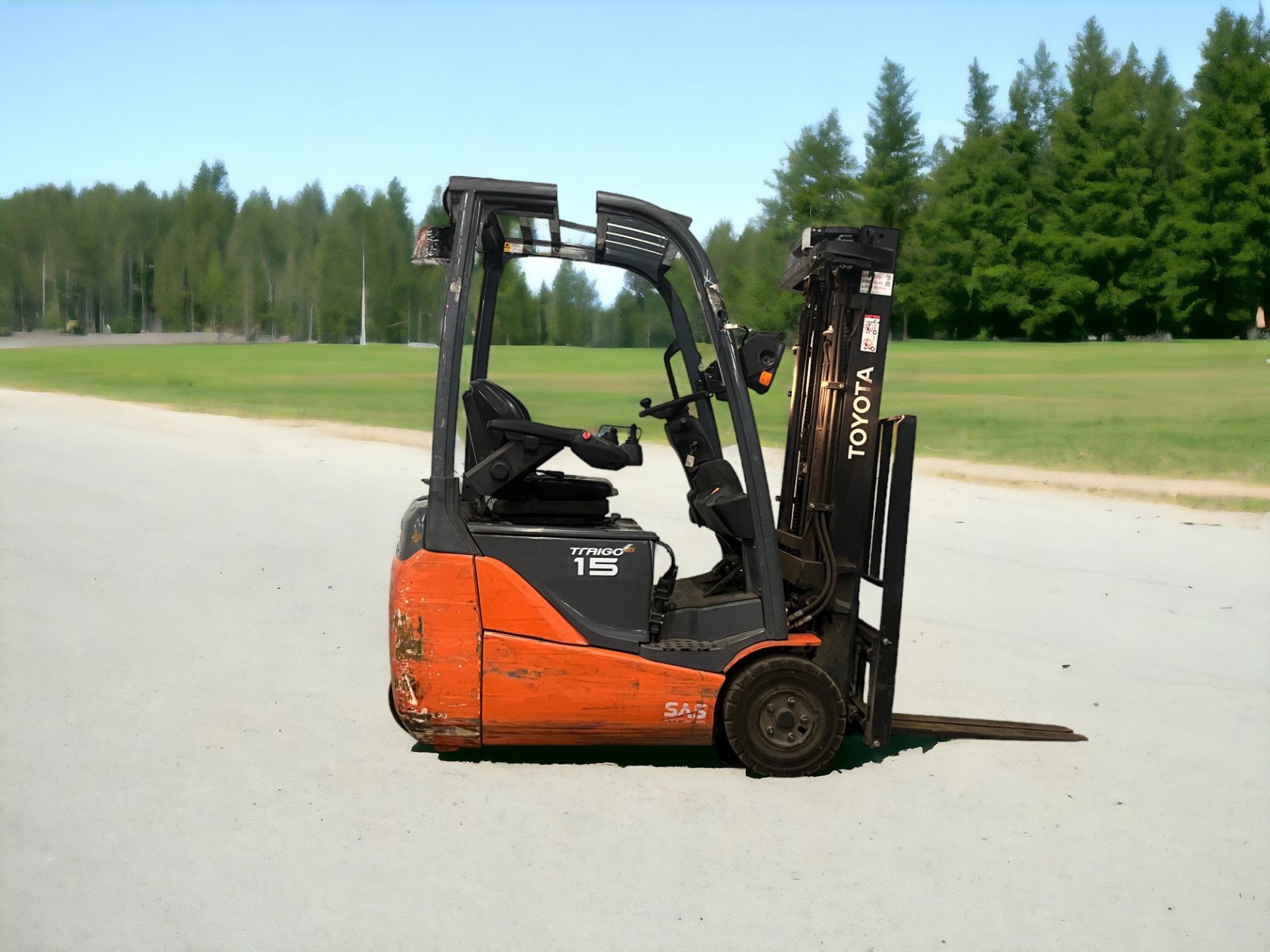 TOYOTA ELECTRIC 4-WHEEL FORKLIFT - 8FBET15 (2013) **(INCLUDES CHARGER)** - Image 5 of 6