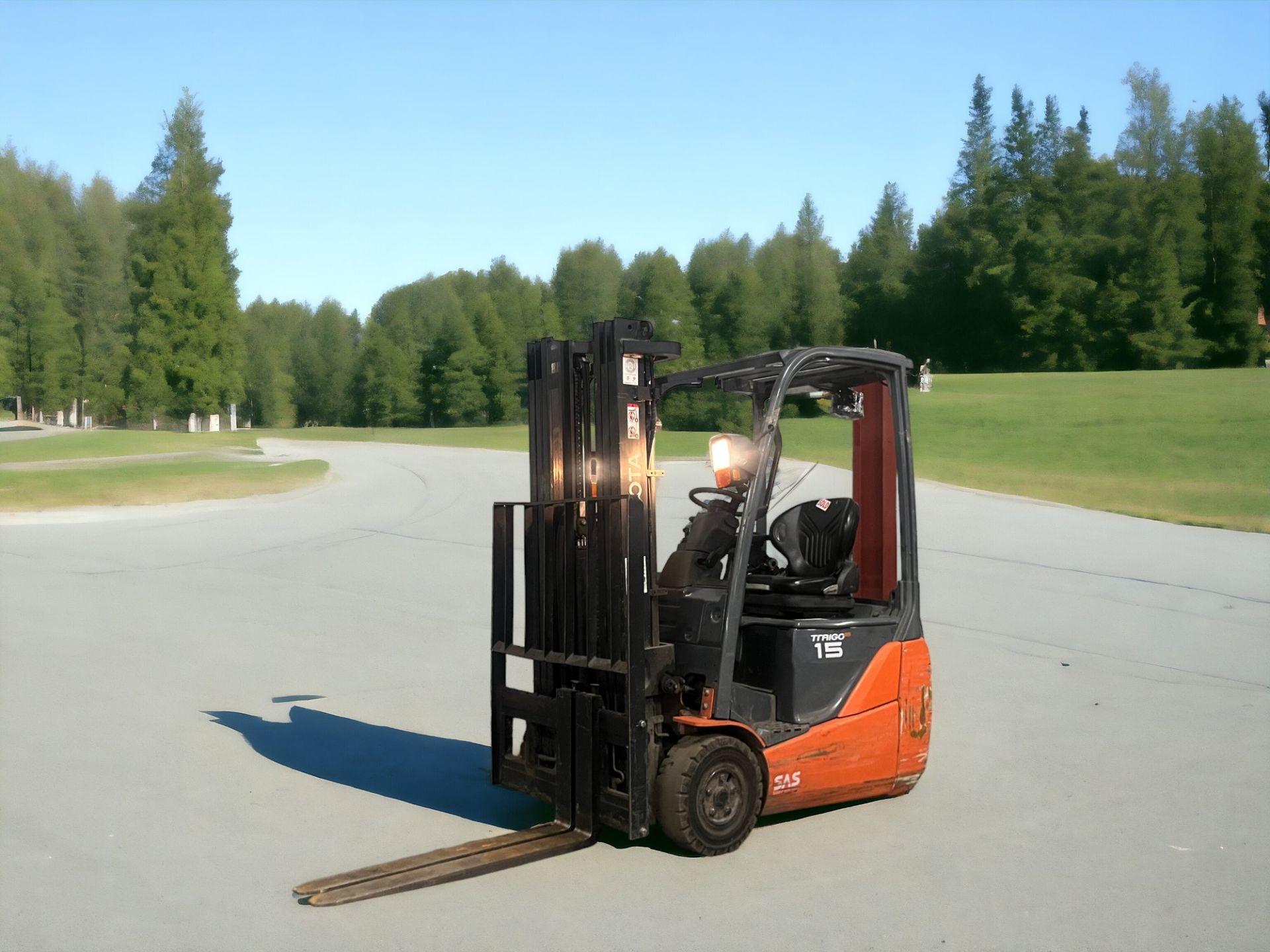 TOYOTA ELECTRIC 4-WHEEL FORKLIFT - 8FBET15 (2013) **(INCLUDES CHARGER)** - Image 2 of 6