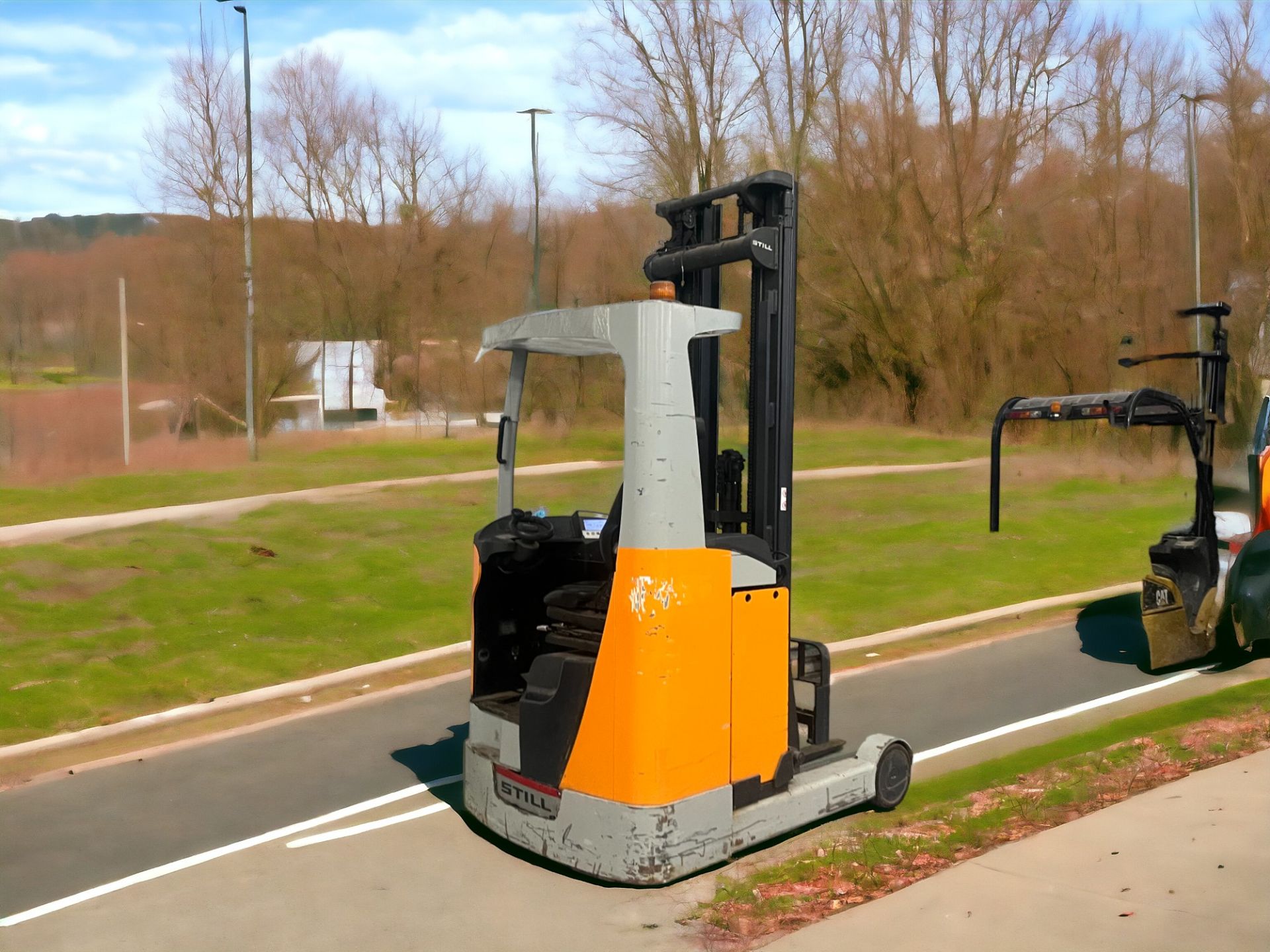 STILL FM-X17 ELECTRIC REACH TRUCK - 2008 **(INCLUDES CHARGER)** - Image 4 of 4